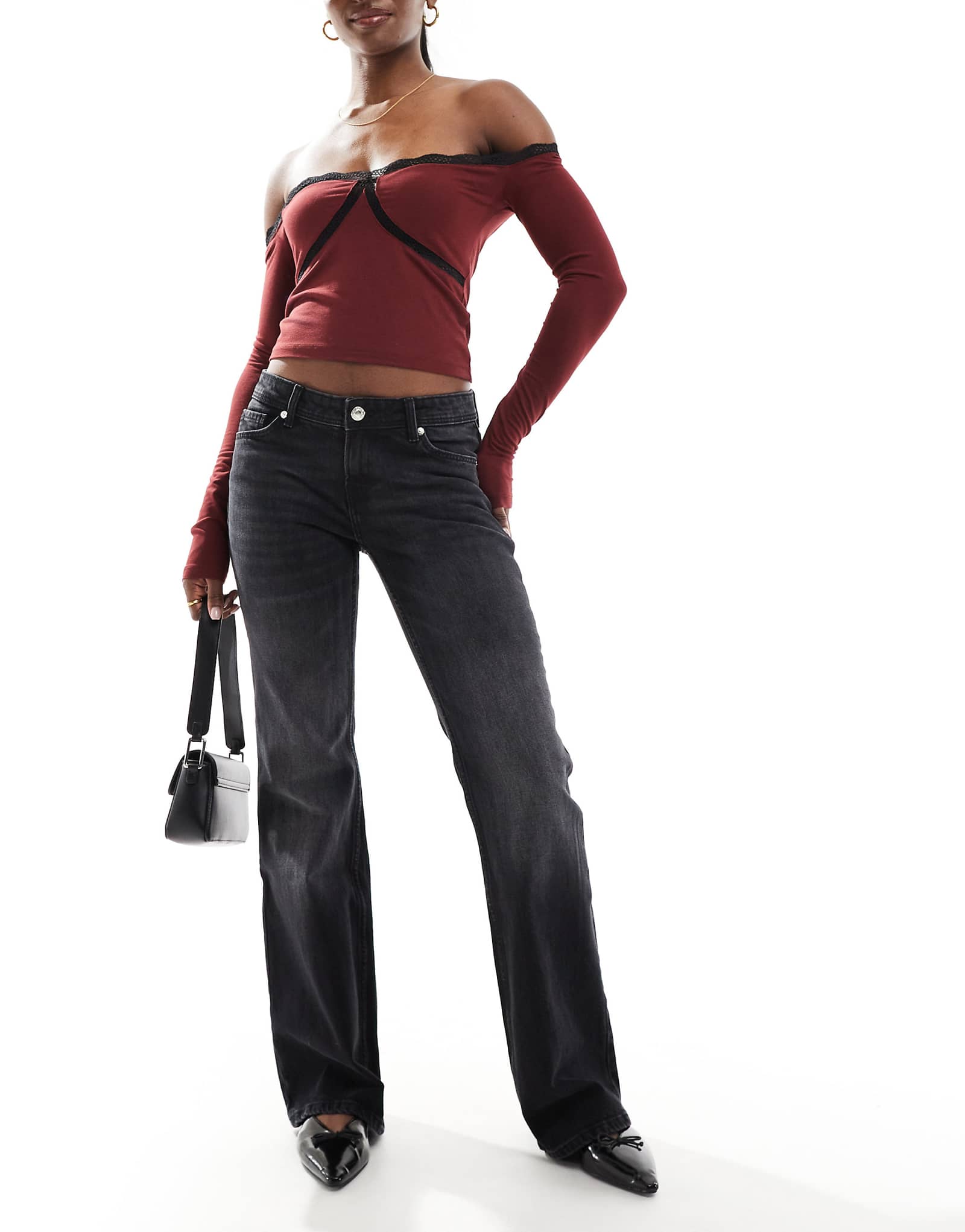 Черные расклешенные джинсы Bershka с низкой посадкой 4590₽