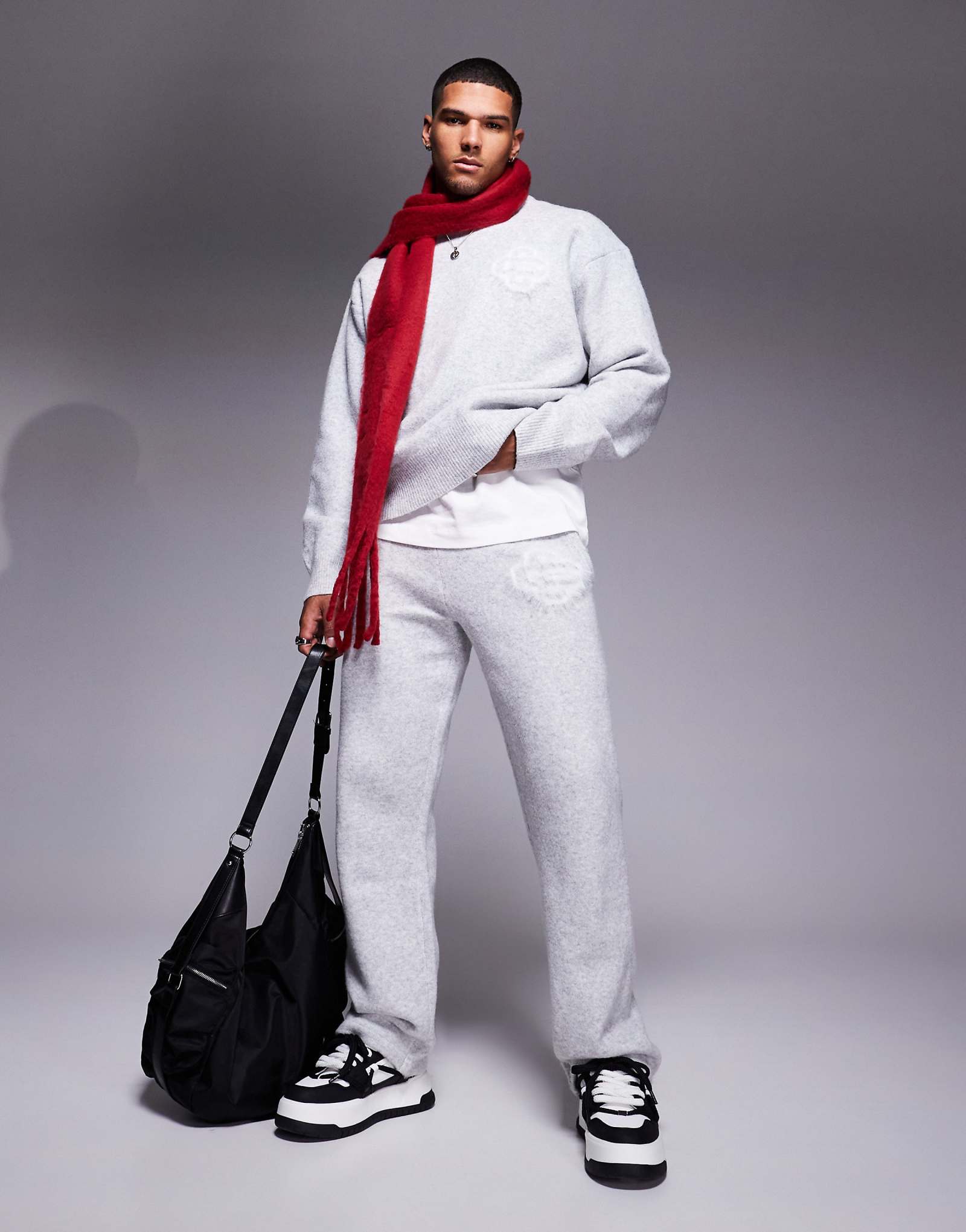 Спортивные брюки с эмблемой Couture Club из пушистого трикотажа цвета серого вереска - часть комплекта 25490₽