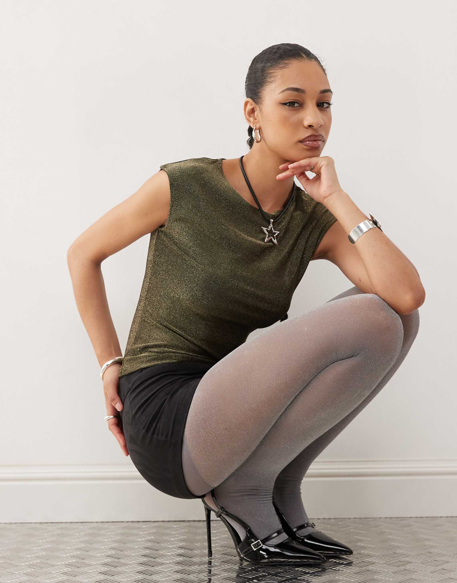 Металлическая приталенная футболка Motel nova золотого цвета 6190₽