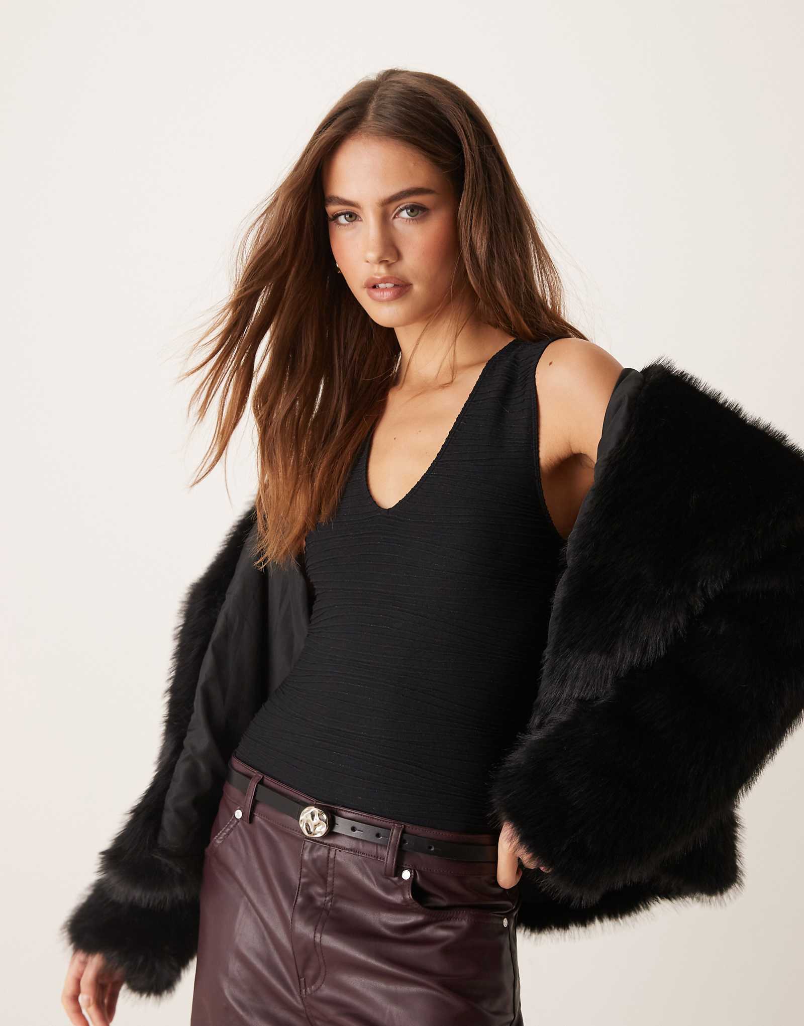 Выбранное женское боди с текстурированным блеском черного цвета 2990₽