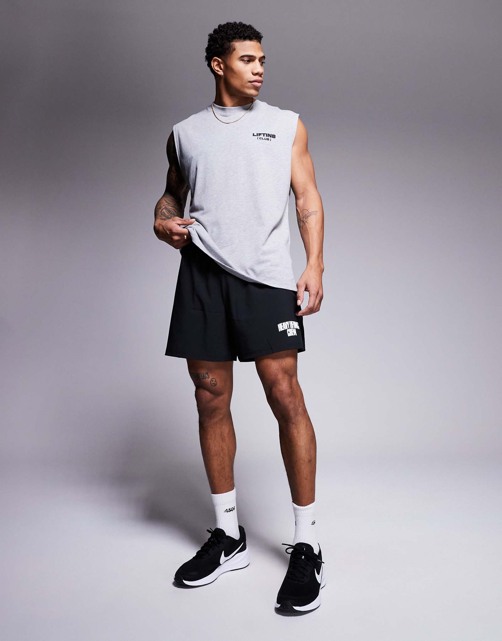 Тренировочные шорты ASOS 4505 свободного кроя с графическим рисунком черного цвета 5290₽