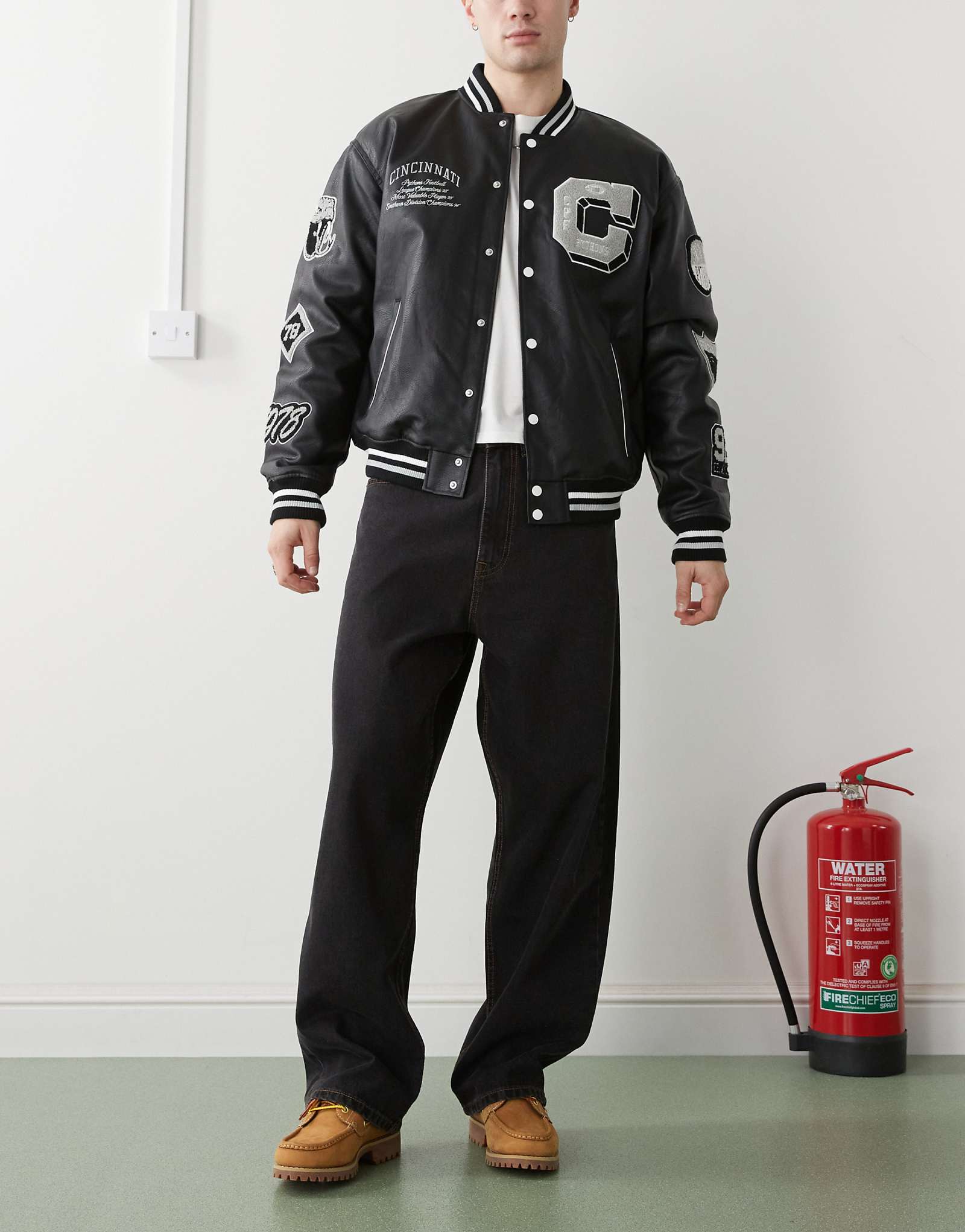 Мешковатые джинсы Dr Denim Kobe черного цвета застиранные от пыли 10990₽