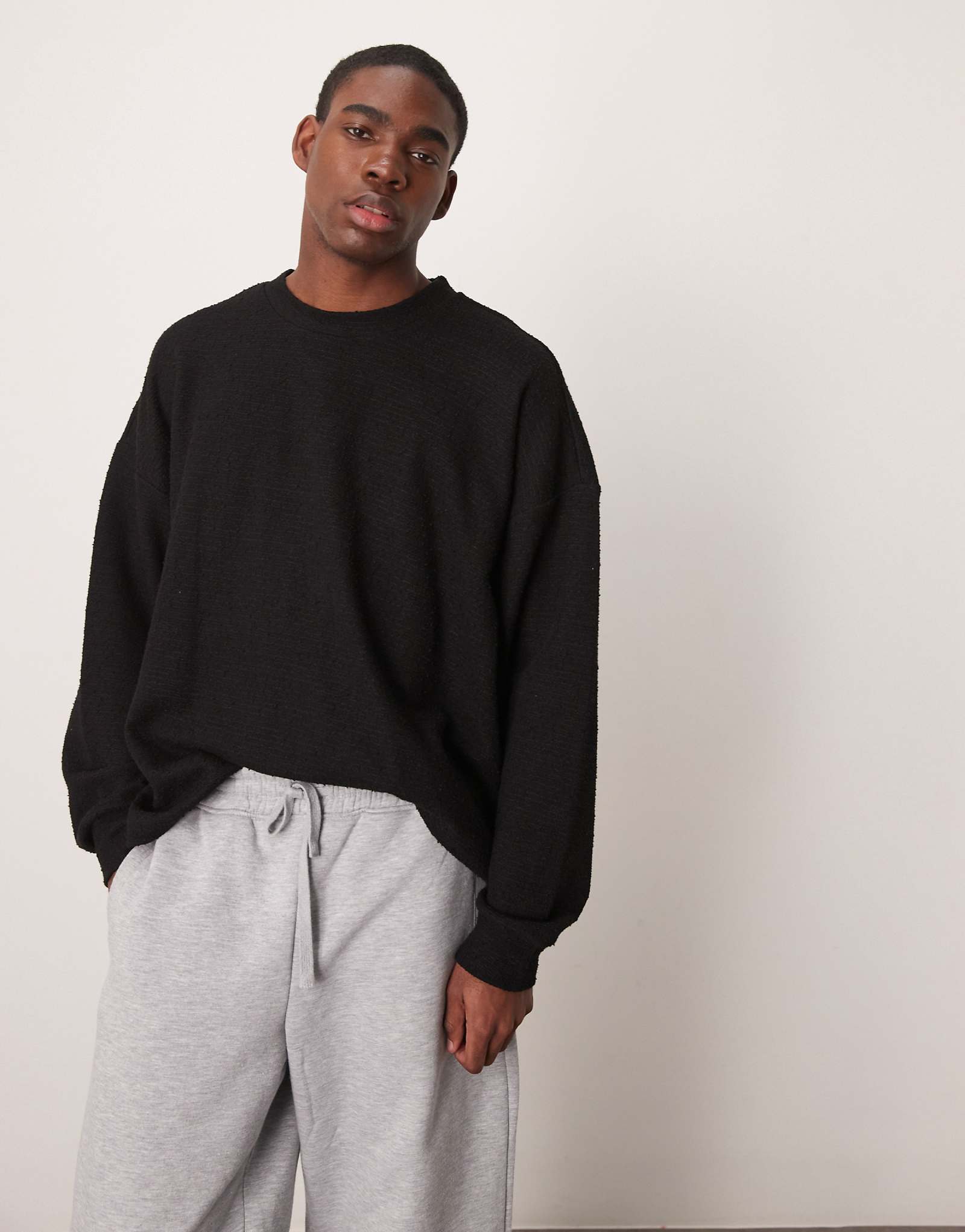 Текстурированная футболка с длинным рукавом extreme oversize от ASOS DESIGN черного цвета 5090₽