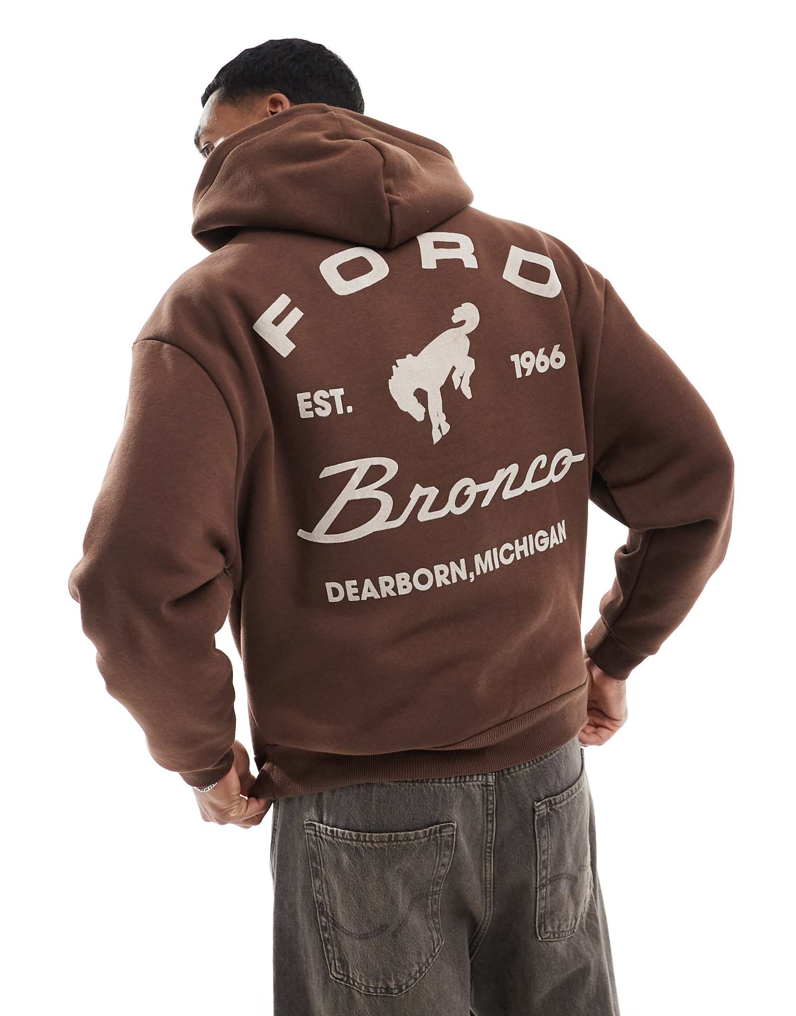 Толстовка с капюшоном Pull-Bear Ford с принтом на спине коричневого цвета 9490₽
