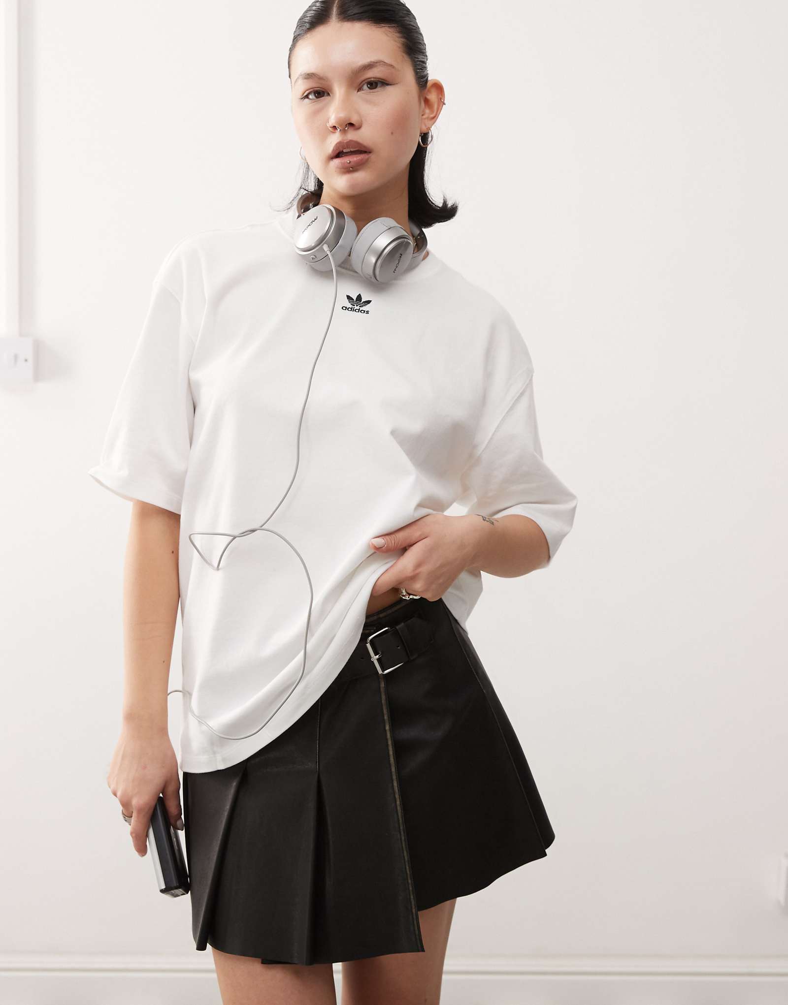 футболка adidas Originals белого цвета 5190₽