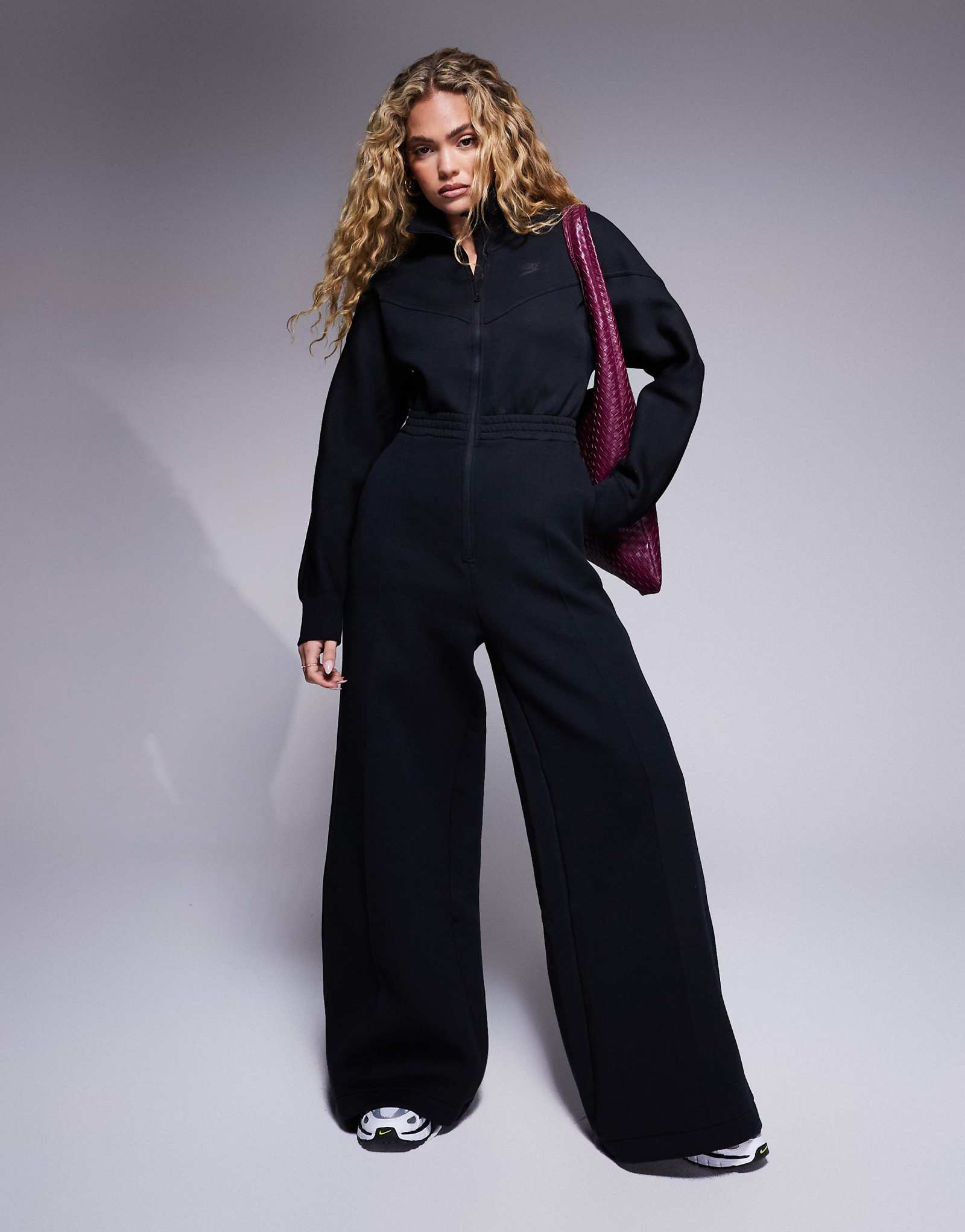 Флисовый комбинезон Nike Tech черного цвета 24890₽