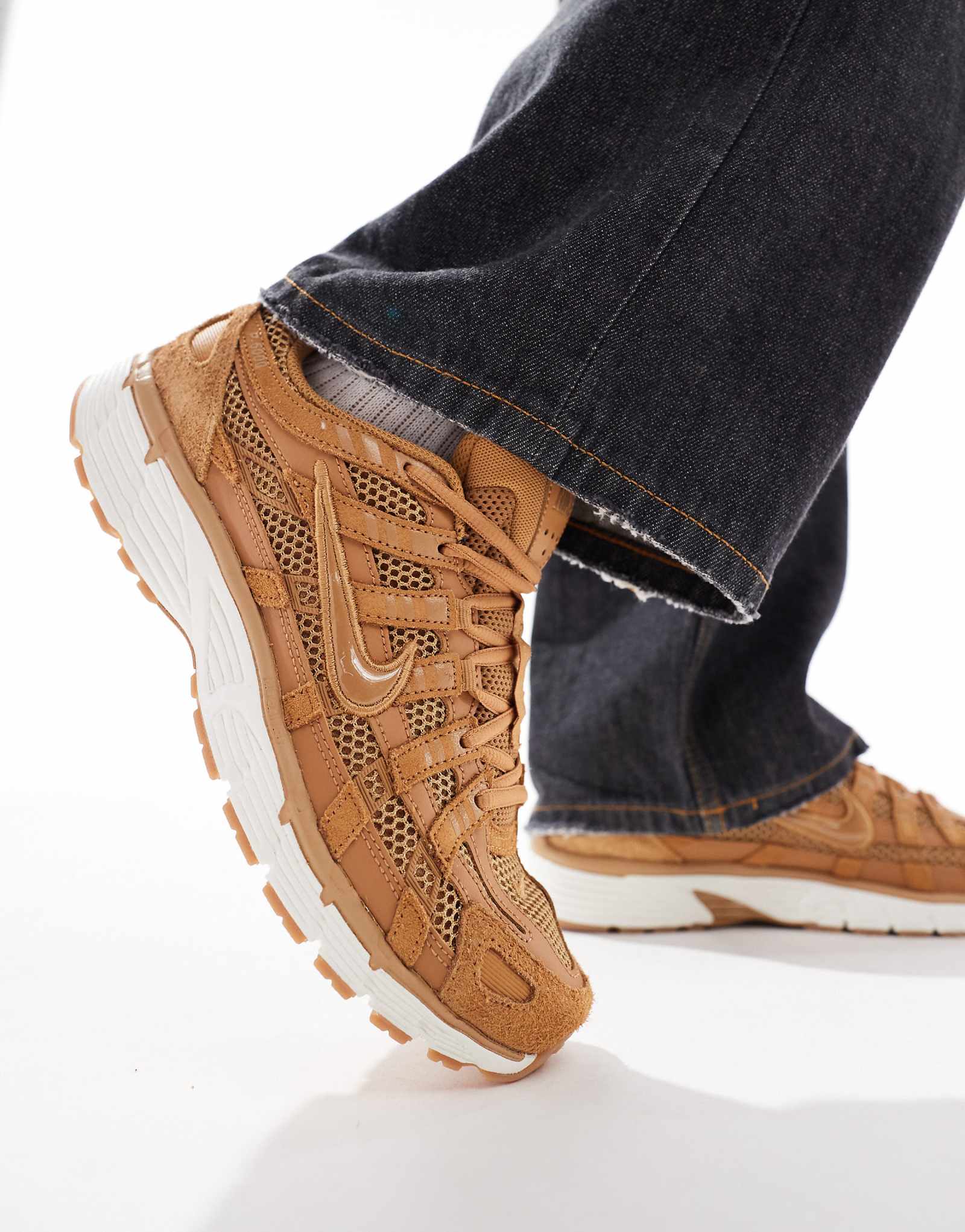 Кроссовки Nike P-6000 бежевого цвета 20590₽