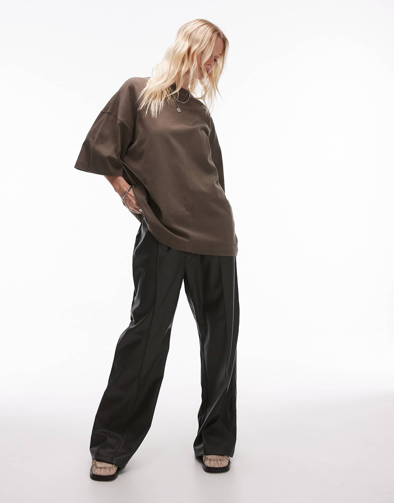 Футболка Topshop oversize с открытыми плечами темного цвета хаки 5190₽