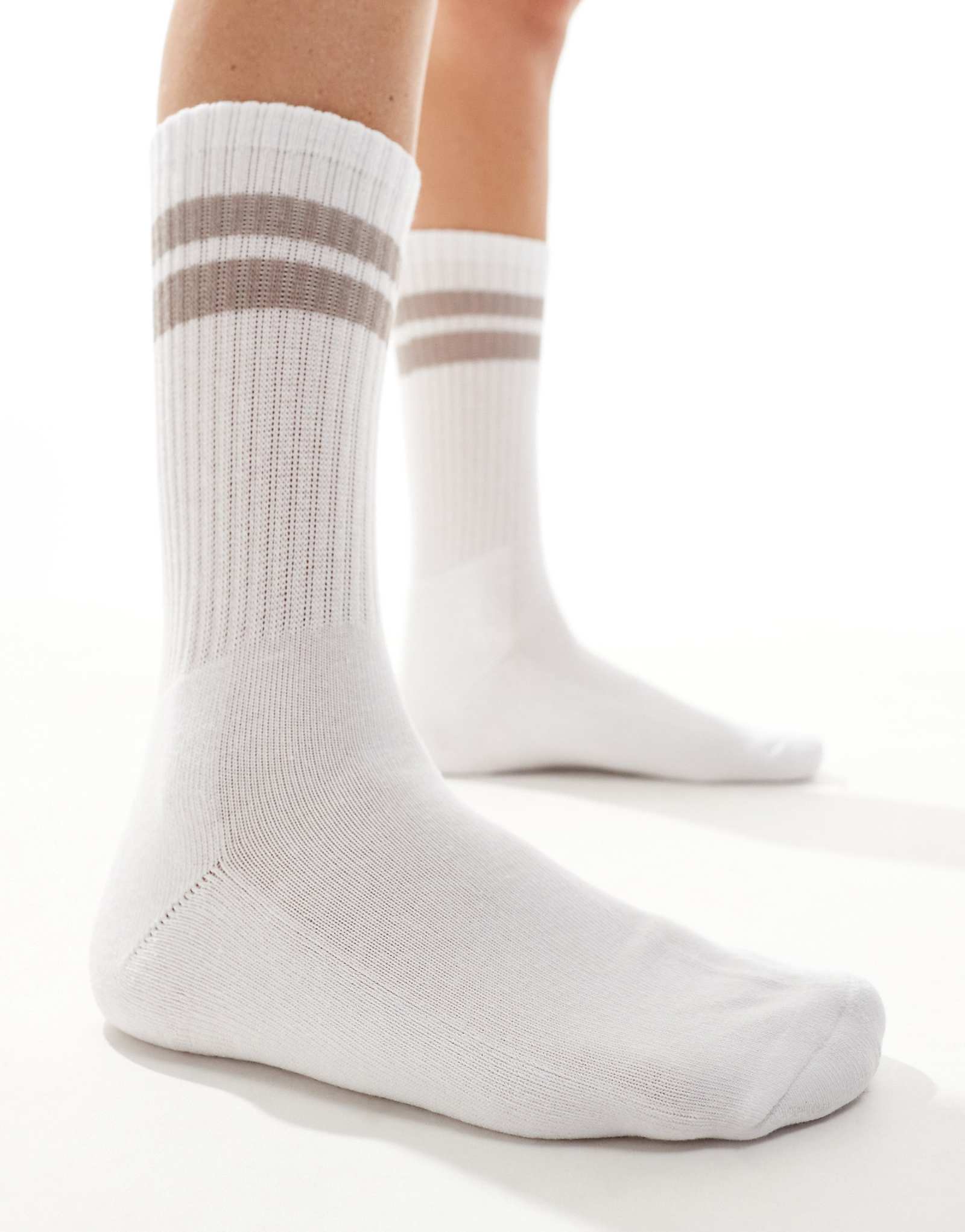 Спортивные носки в рубчик Vero Moda белого и коричневого цветов 1990₽