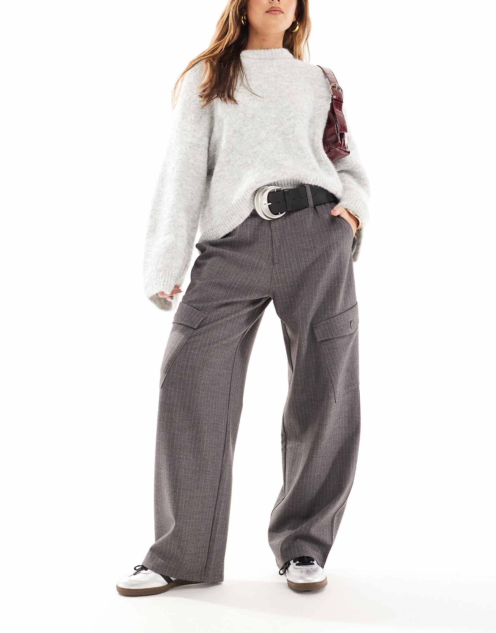 Брюки-карго в тонкую полоску Pull-Bear серого цвета 6690₽