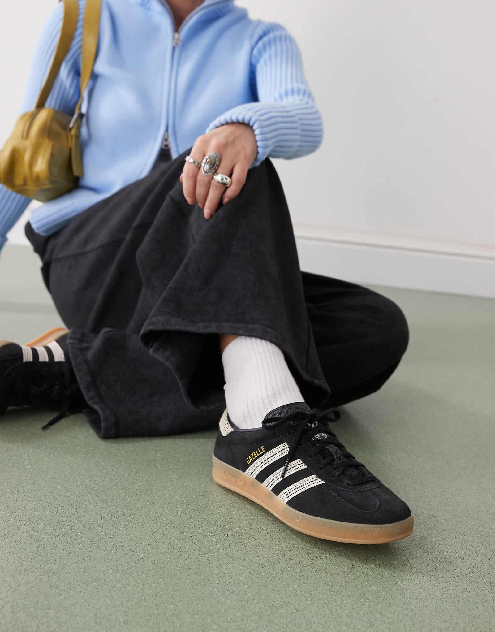 домашние кроссовки adidas Originals Gazelle черного цвета с отделкой крючком 20790₽