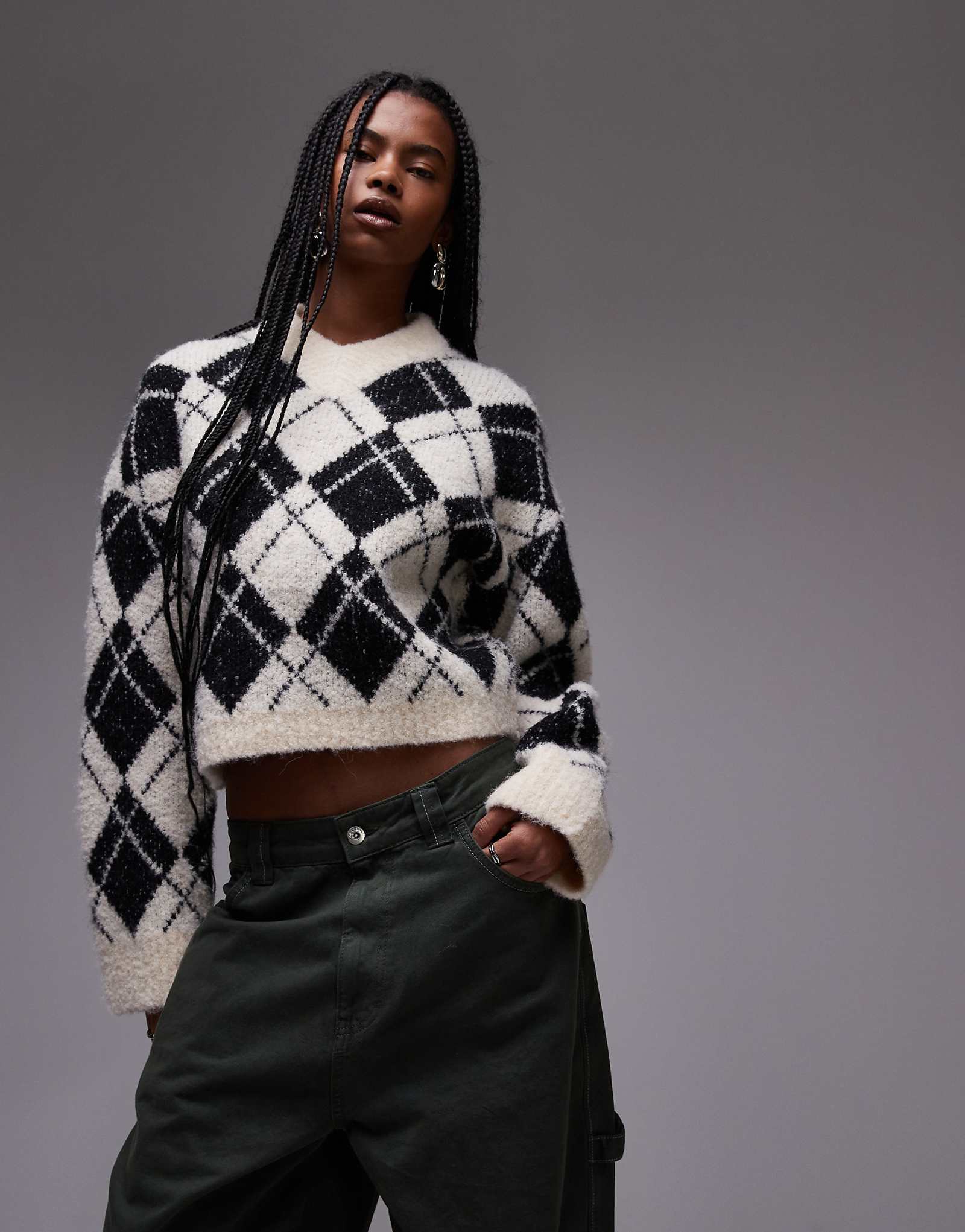 Однотонный вязаный свитер с высоким v-образным вырезом и бриллиантами от Topshop 5090₽