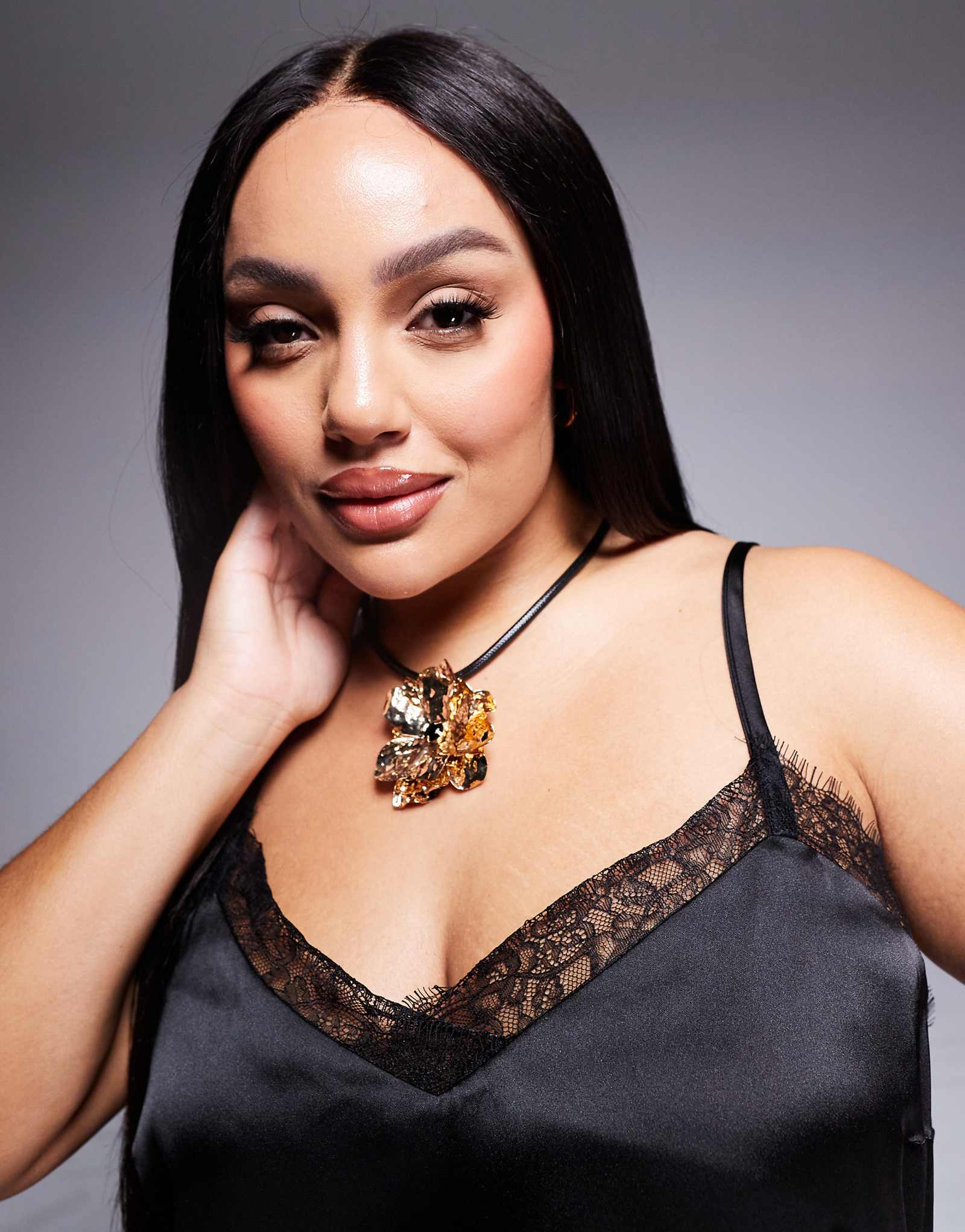 Колье ASOS DESIGN Curve с крупным чеканным цветочным кулоном золотого оттенка 2590₽