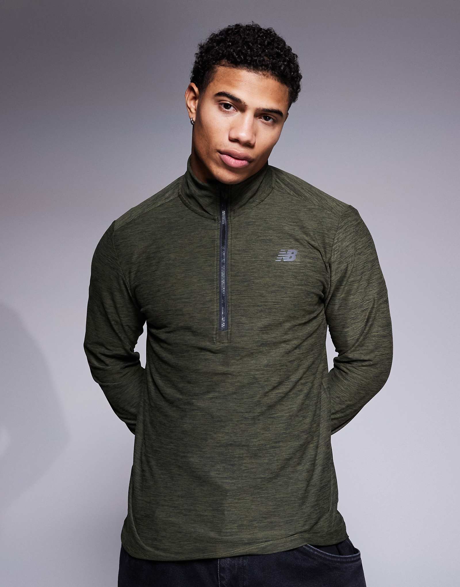 Топ с длинными рукавами и застежкой-молнией New Balance Sport space dye цвета хаки 7090₽