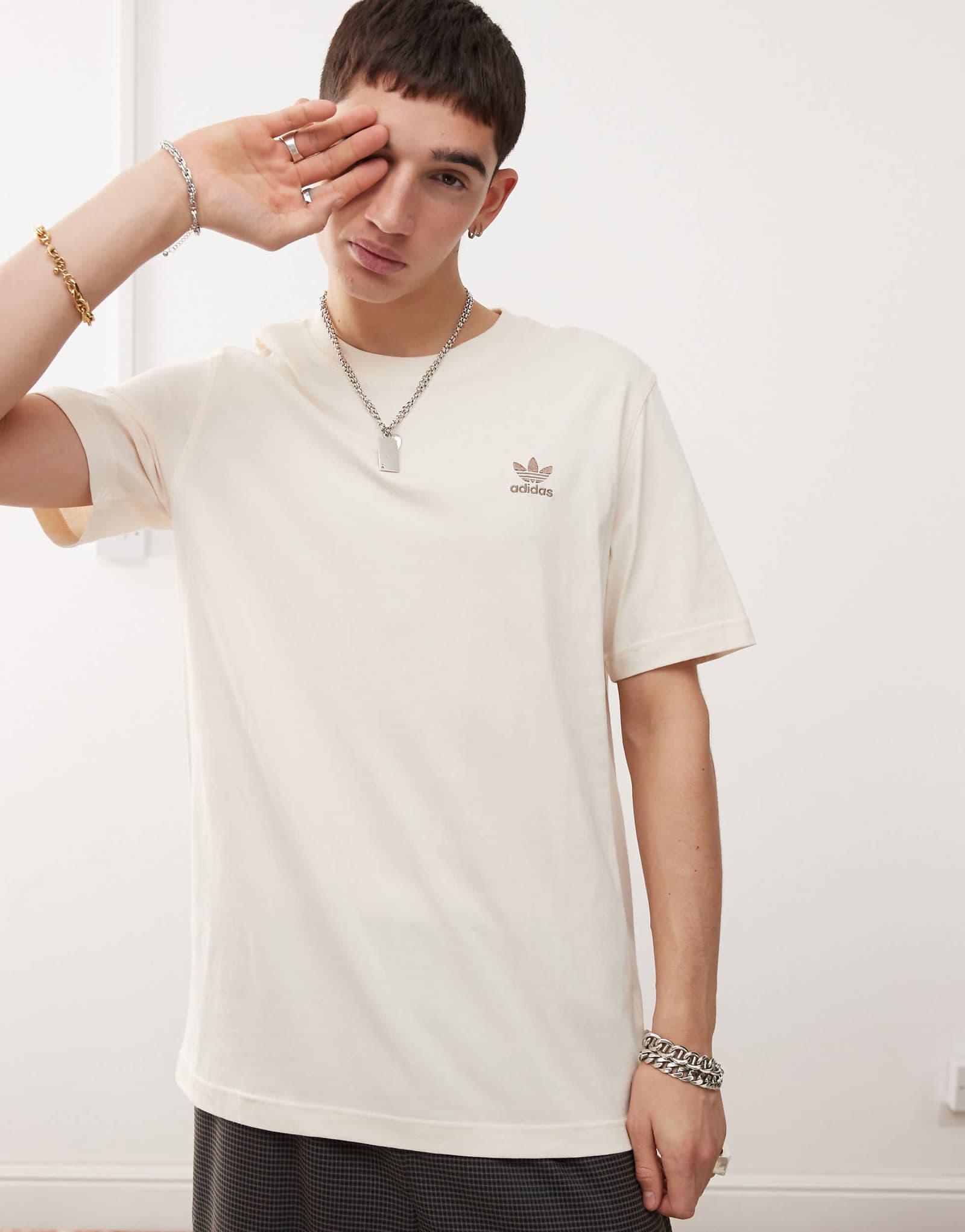 футболка adidas Originals Essentials с изображением трилистника кремового цвета 5690₽