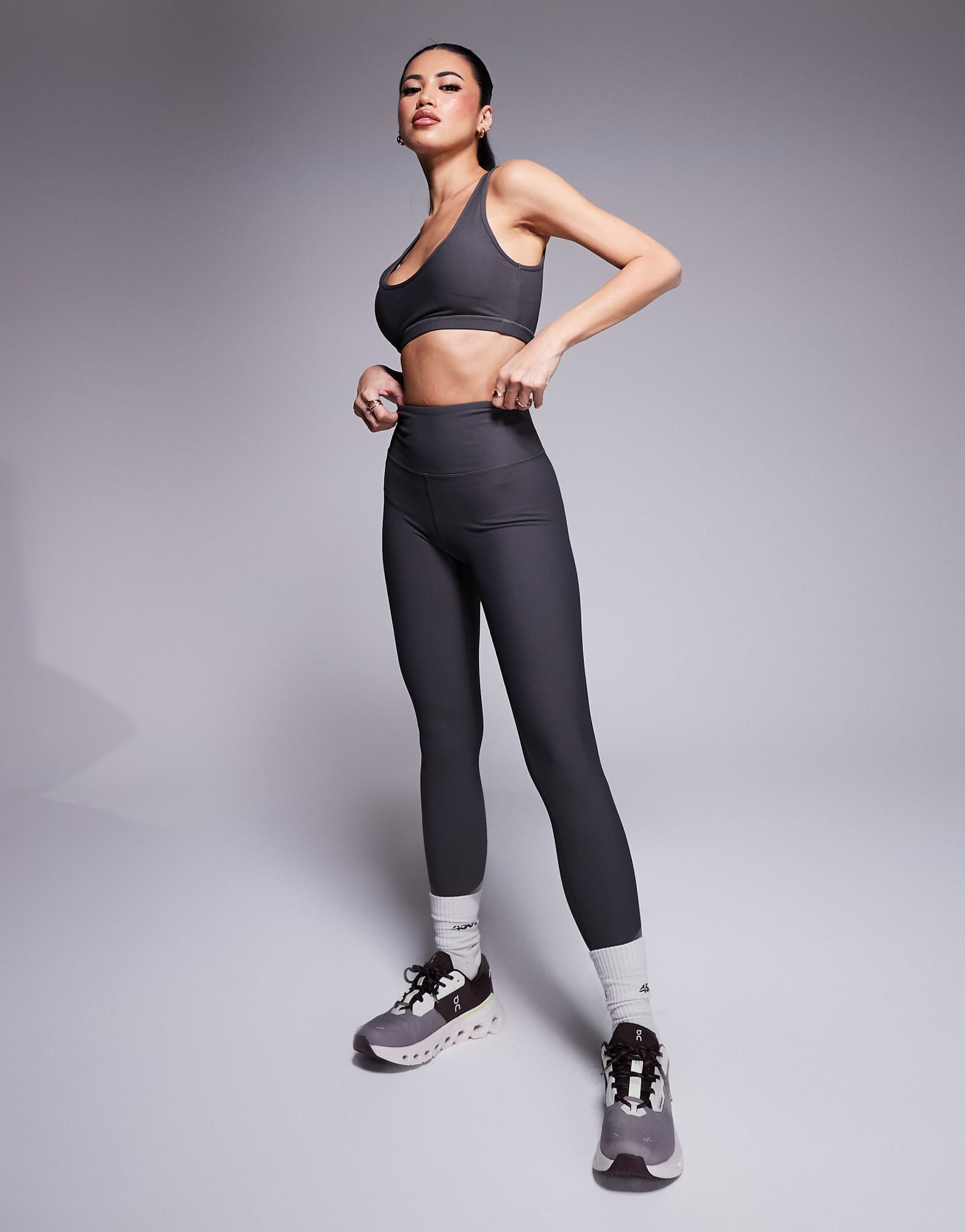 Спортивные леггинсы ASOS 4505 active rib с высокой талией и внутренним карманом темно-серого цвета 5090₽