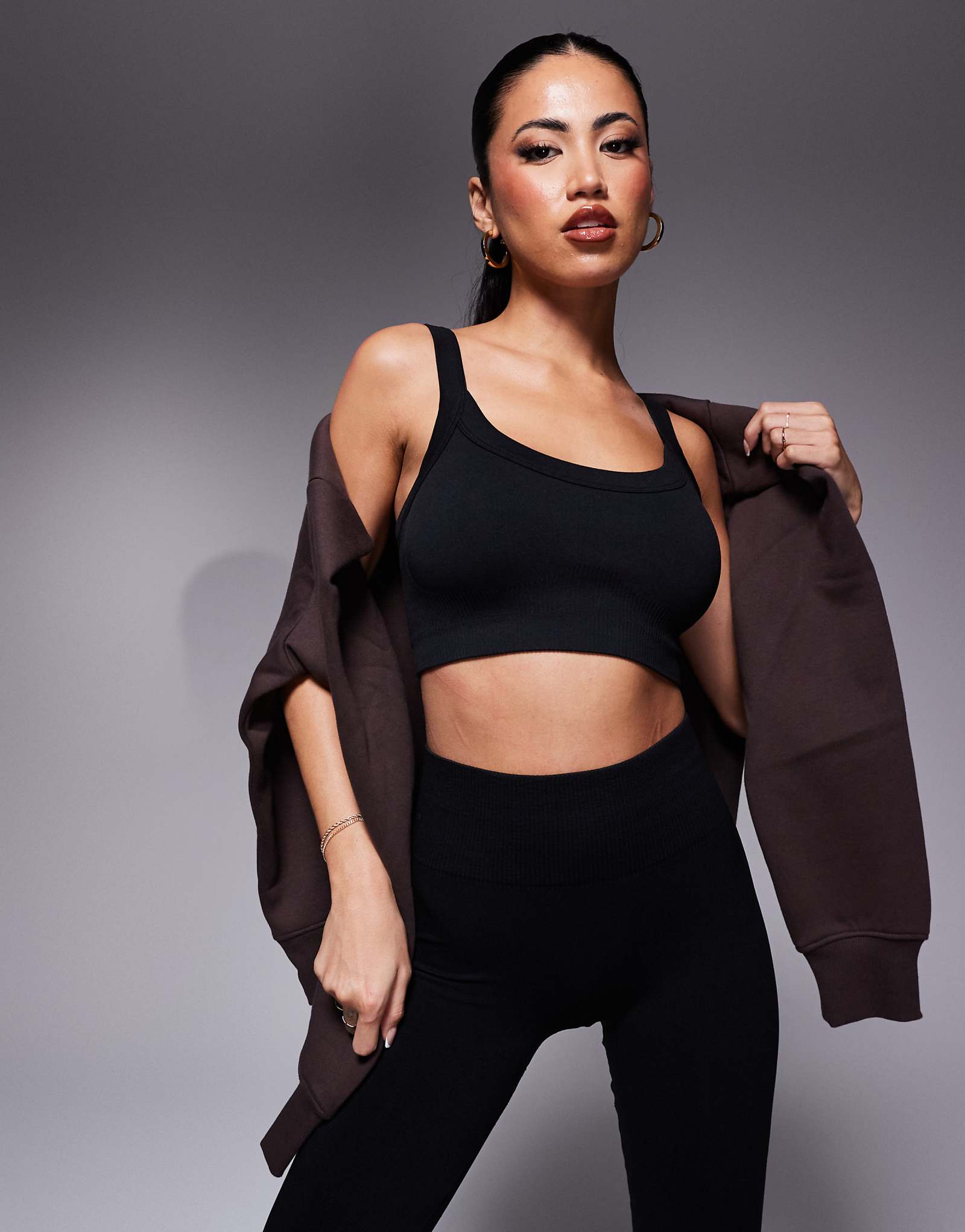 Бесшовный спортивный бюстгальтер ASOS 4505 со скульптурной посадкой и средней поддержкой черный 5090₽