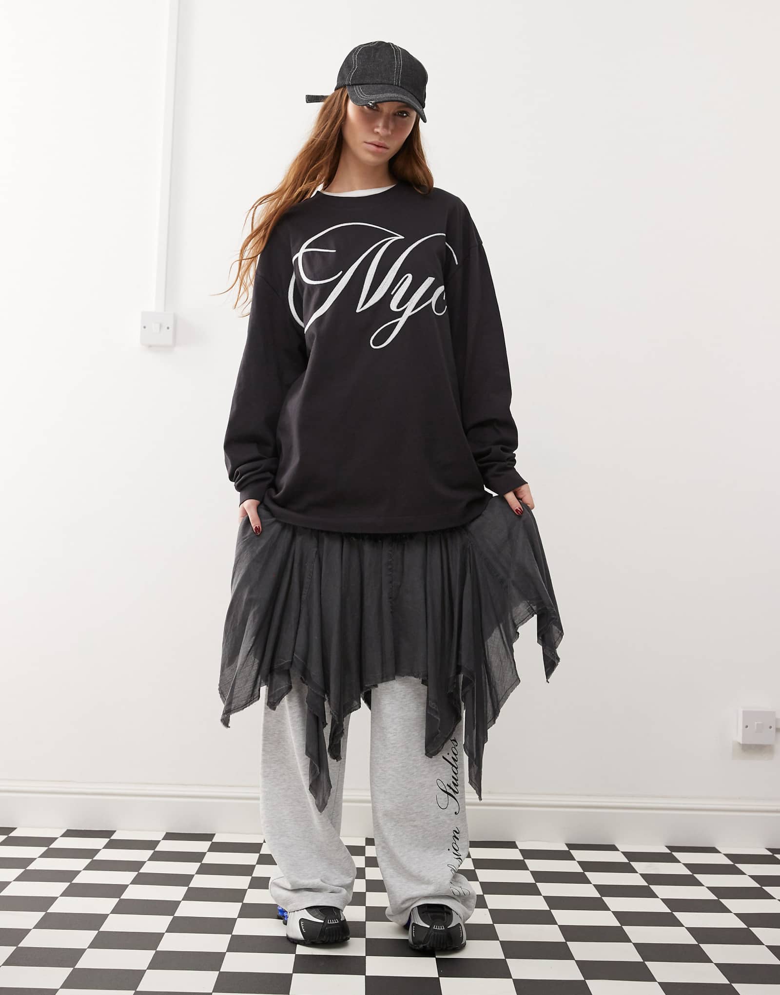 Футболка COLLUSION oversize черного цвета с вышивкой 3190₽