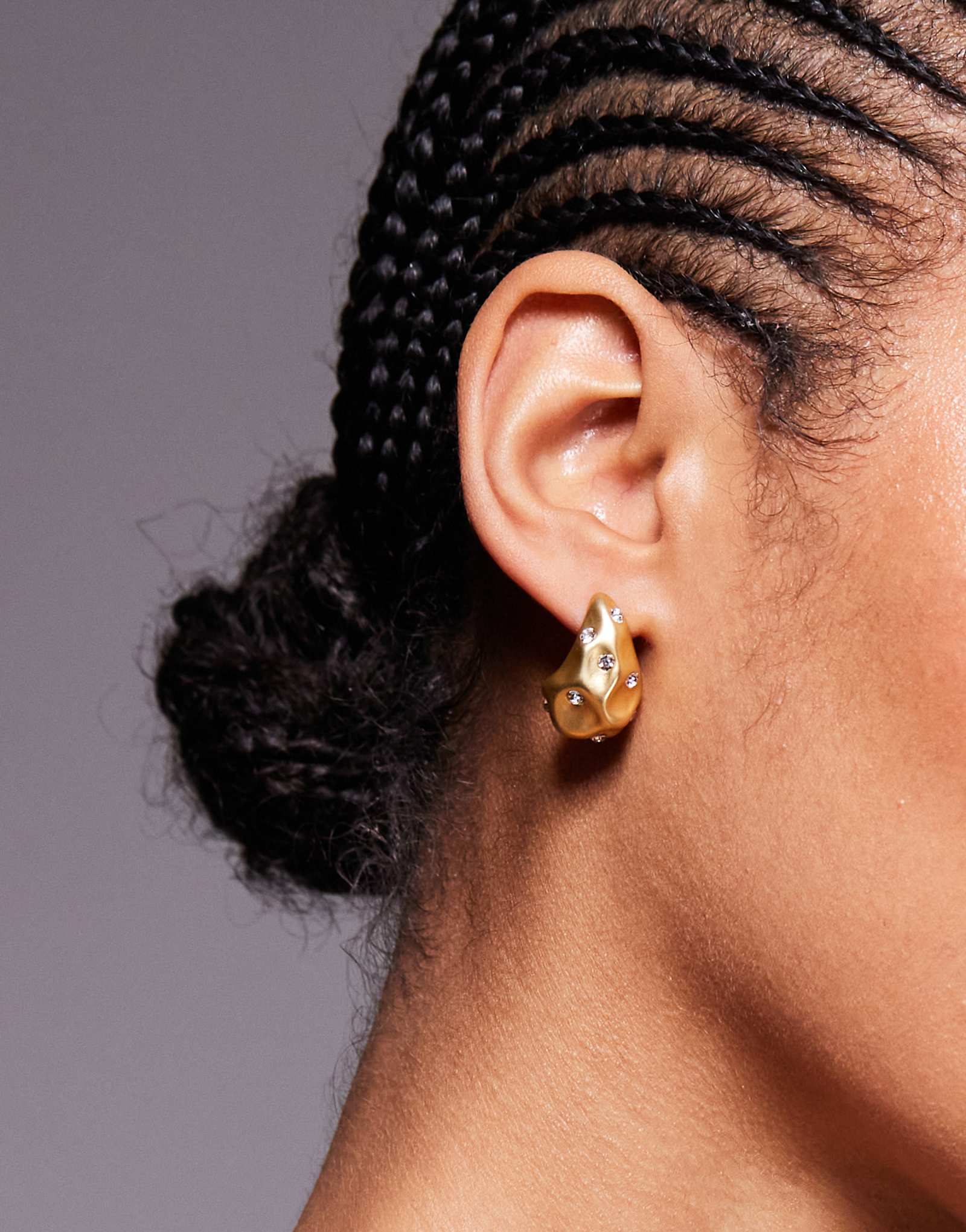 8 Других причин, по которым каплевидные серьги с покрытием из 18-каратного золота неправильной формы украшены бусинами