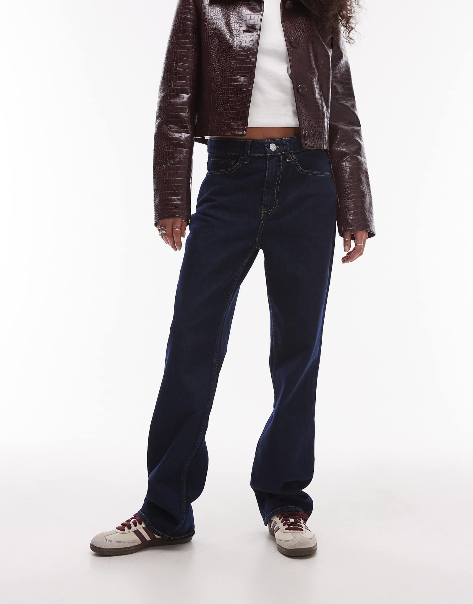 Джинсы с прямыми штанинами Mango темно-синего цвета 9390₽