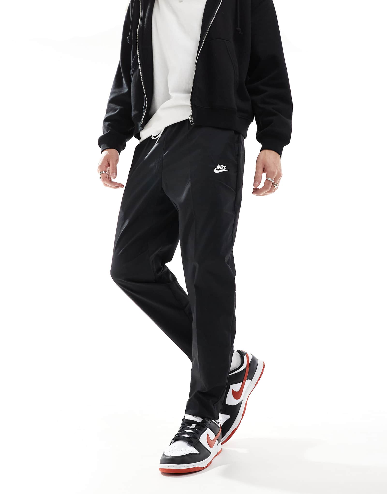 Зауженные брюки из ткани Nike Club черного цвета 9990₽