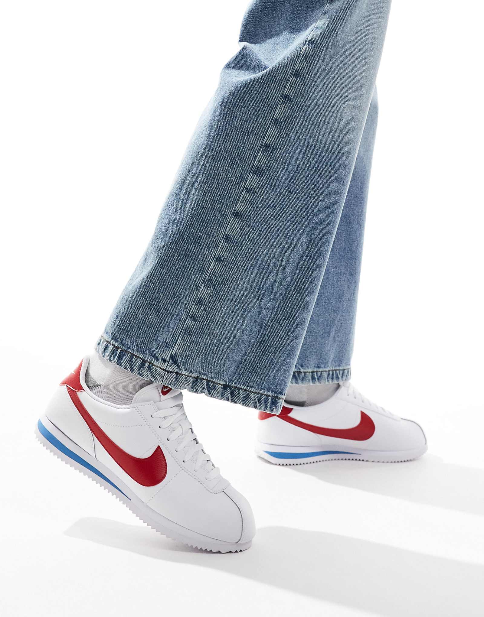 Кроссовки Nike Cortez белого и красного цветов 18390₽