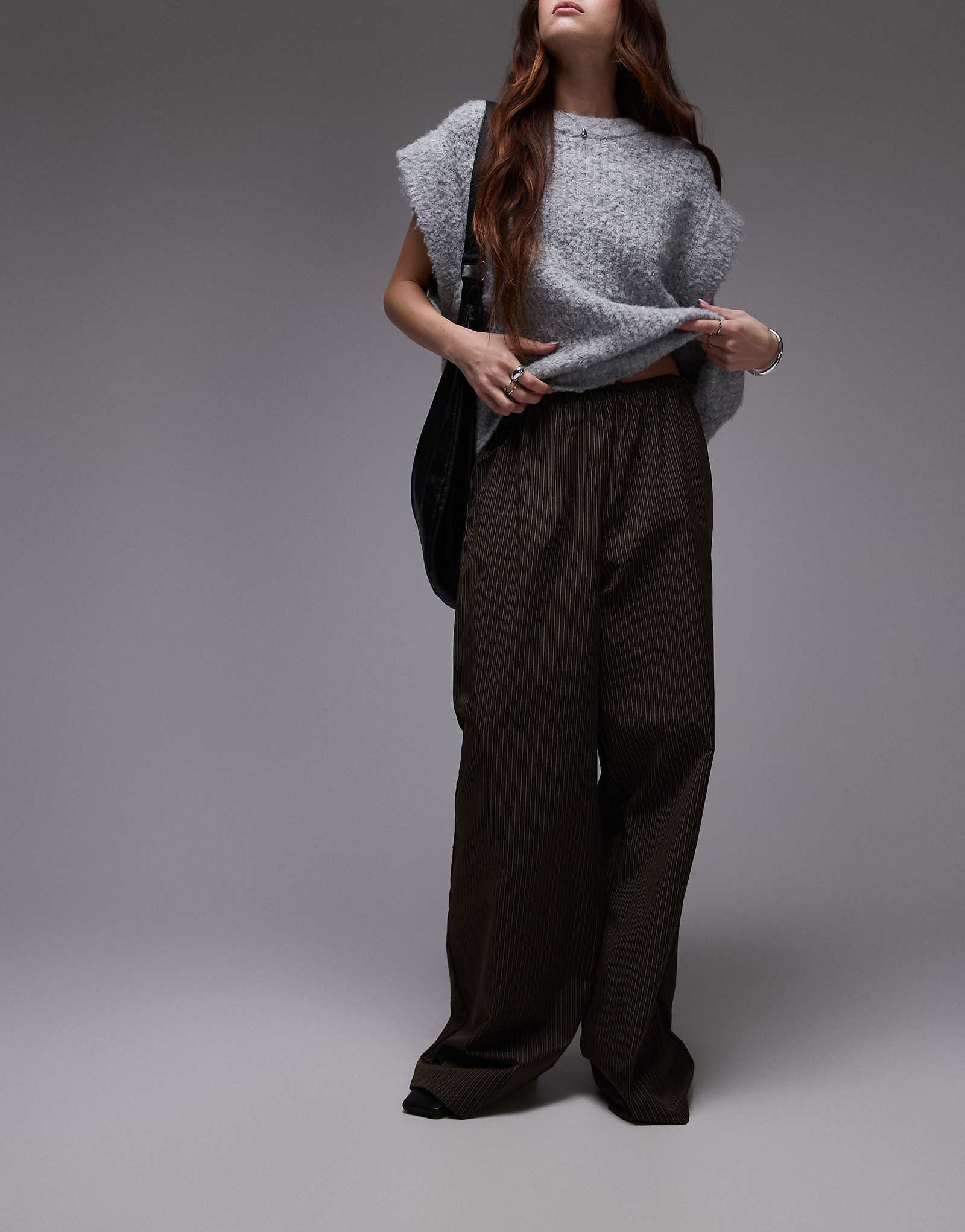 Брюки свободного кроя с завязками на талии от Topshop в коричневую полоску 7490₽