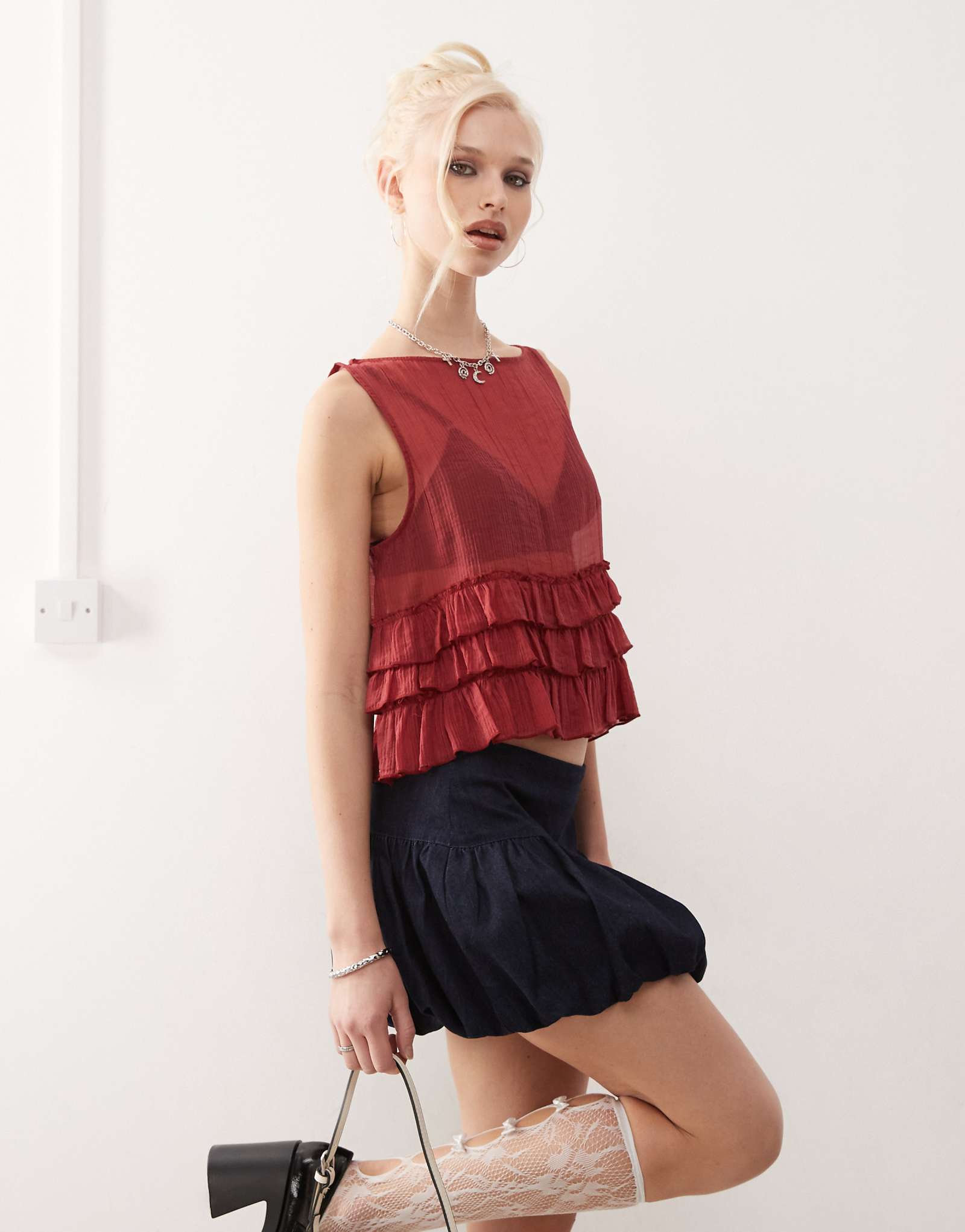 Блузка Motel Lamina без подкладки с оборками темно-бордового цвета 9790₽