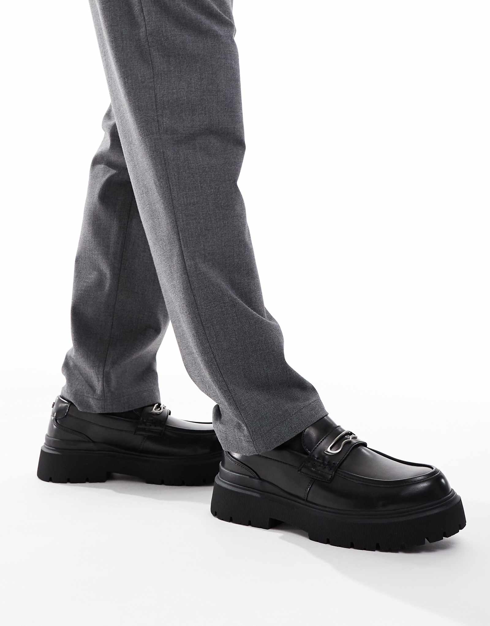 Черные мокасины с пряжкой Bershka на толстой подошве 11990₽