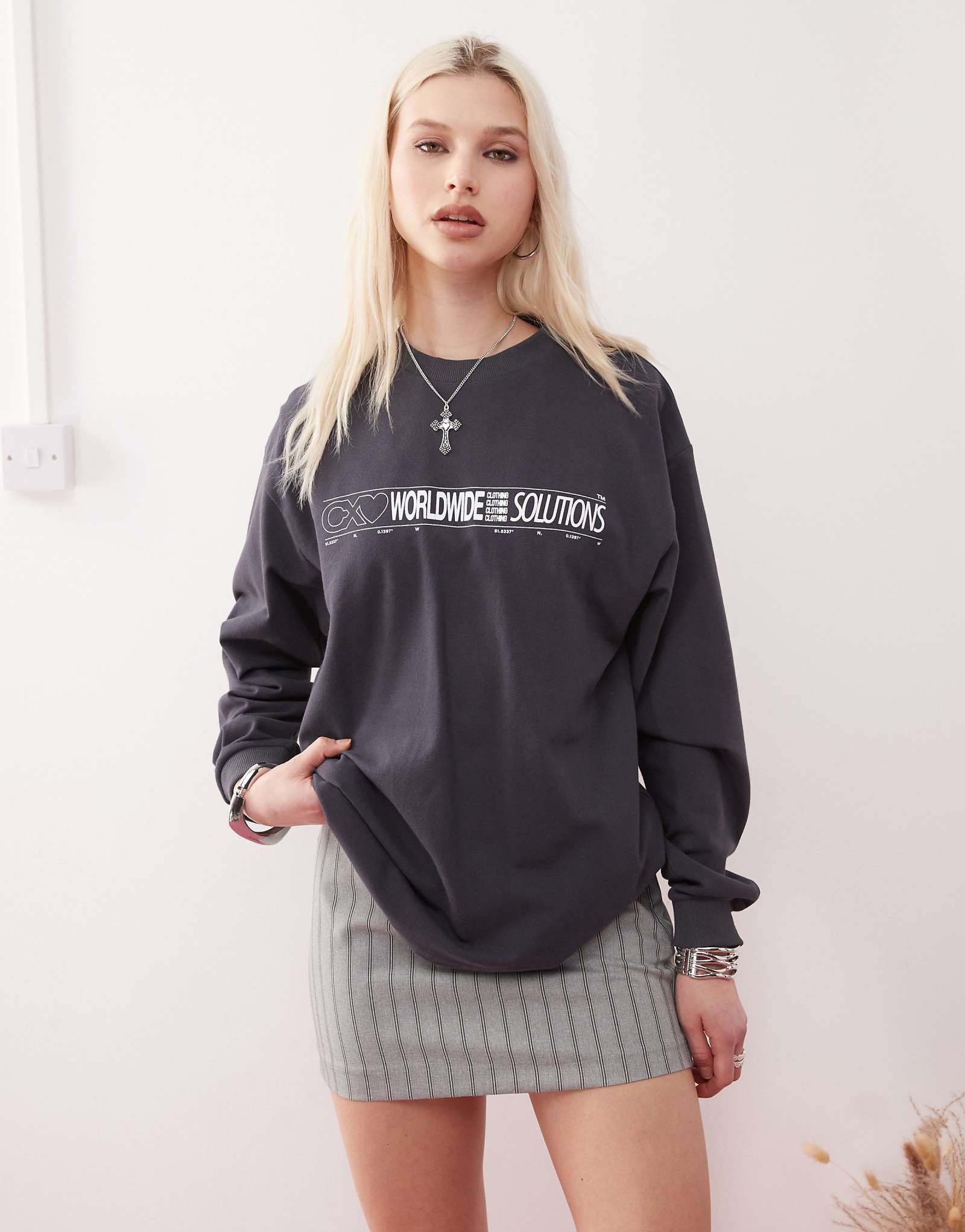 Футболка с длинным рукавом COLLUSION темно-синего цвета с графическим рисунком 4090₽