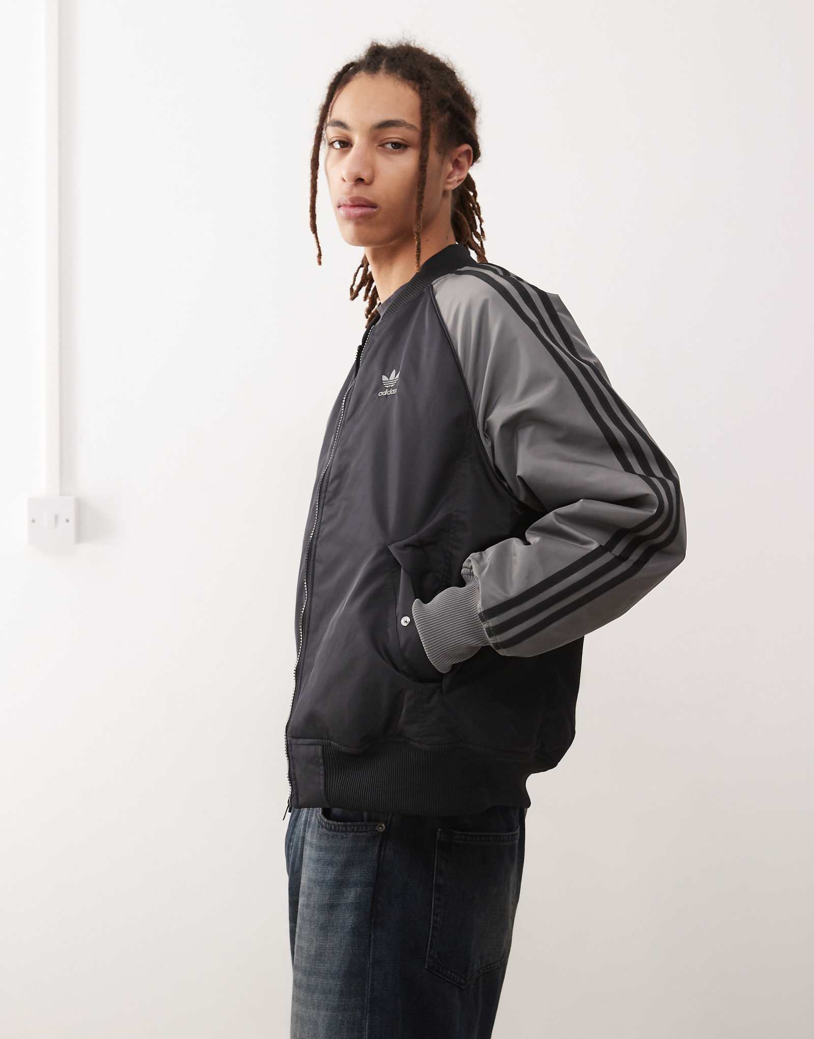 куртка adidas Originals темно-серого цвета 10290₽