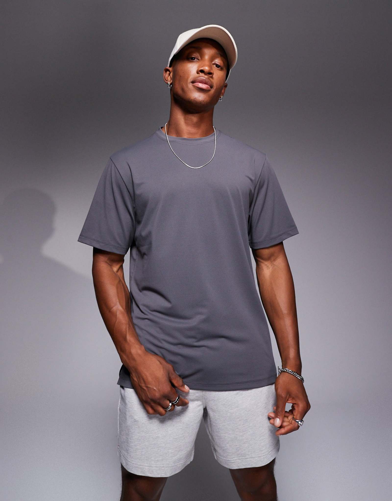 Тренировочная футболка ASOS 4505 Icon с эффектом быстрой сушки древесным углем 3190₽