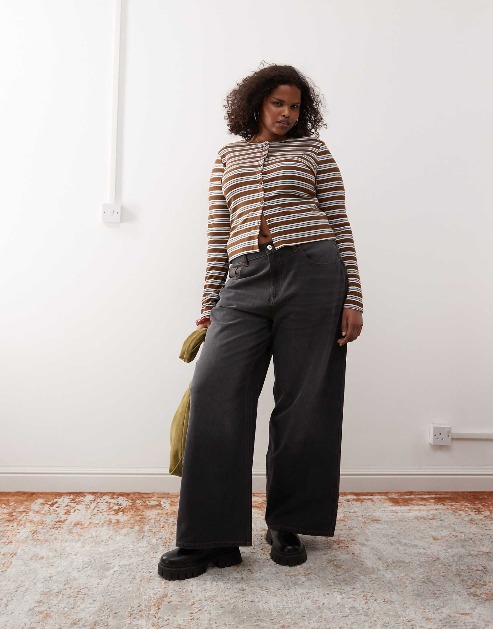 Джинсы COLLUSION Plus с широкими штанинами в темной стирке 8590₽