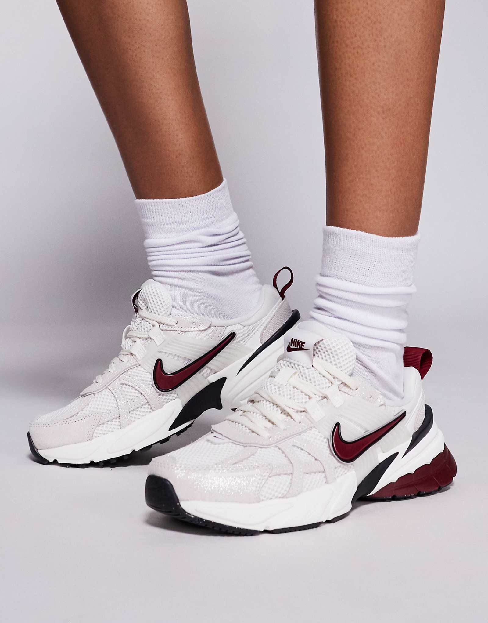 Кроссовки Nike V2K Run glitter белого и красного цветов 15890₽