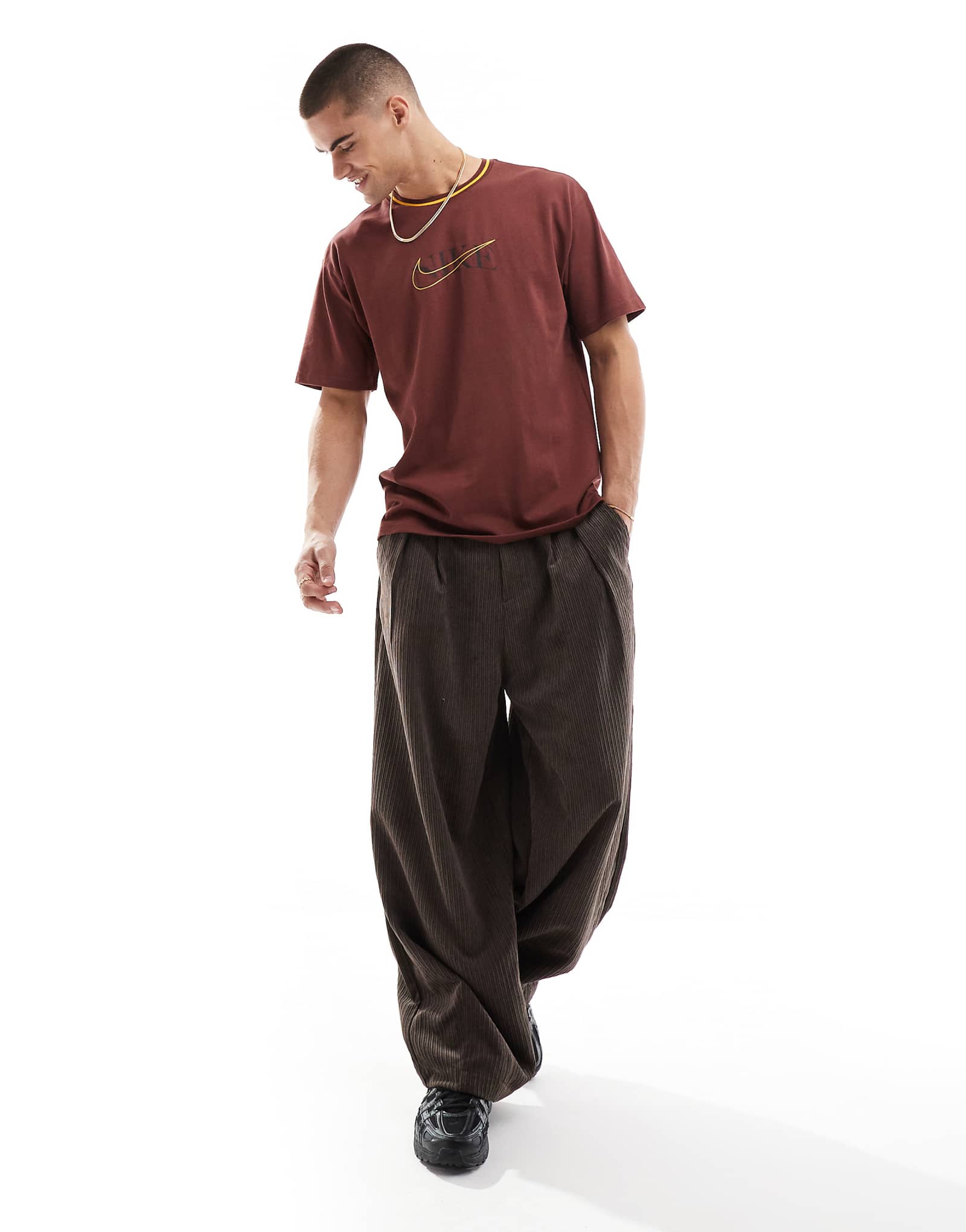 Футболка с накладным логотипом Nike Swoosh бордового цвета 8190₽