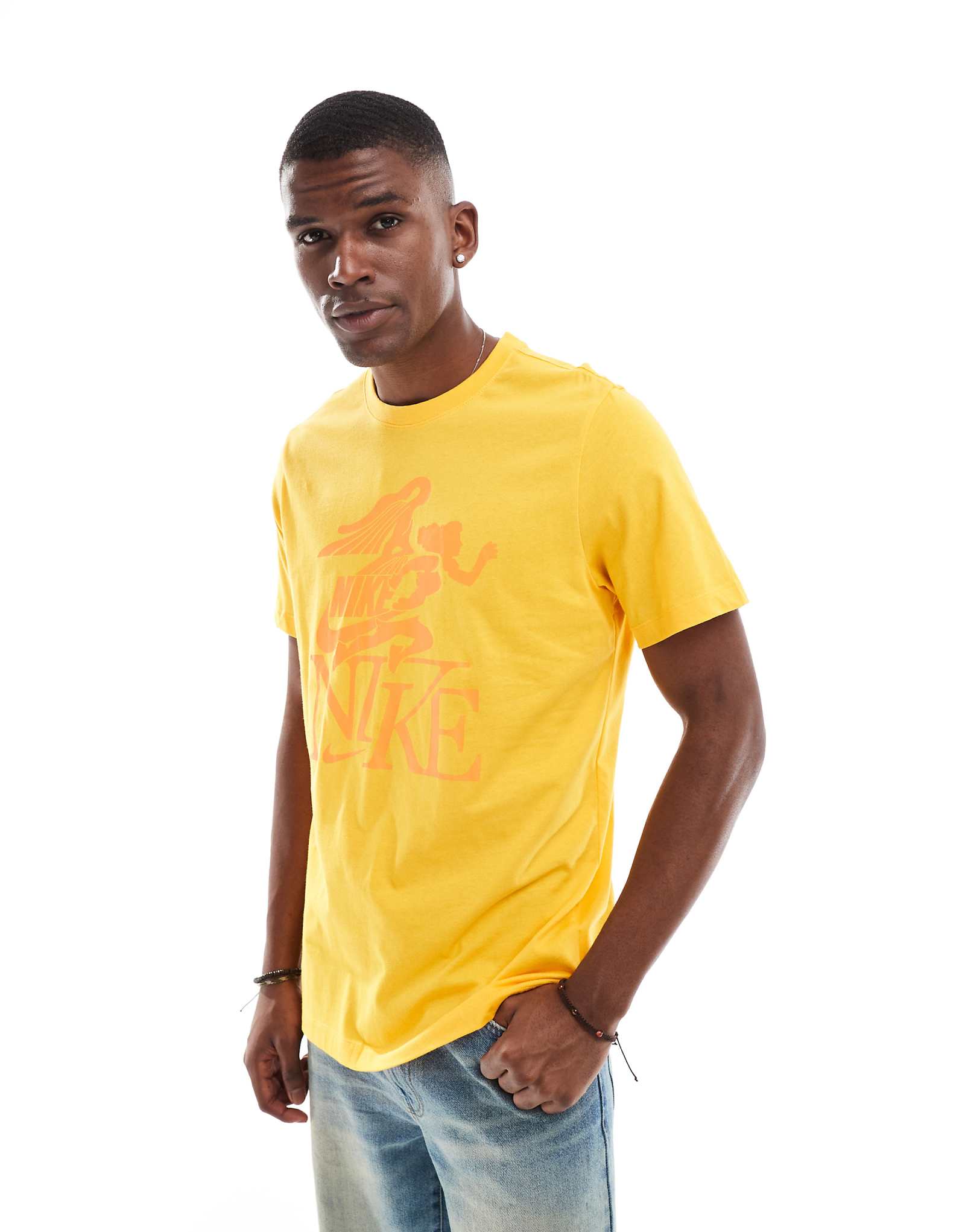 Футболка с рисунком богини клуба Nike желтого цвета 4390₽