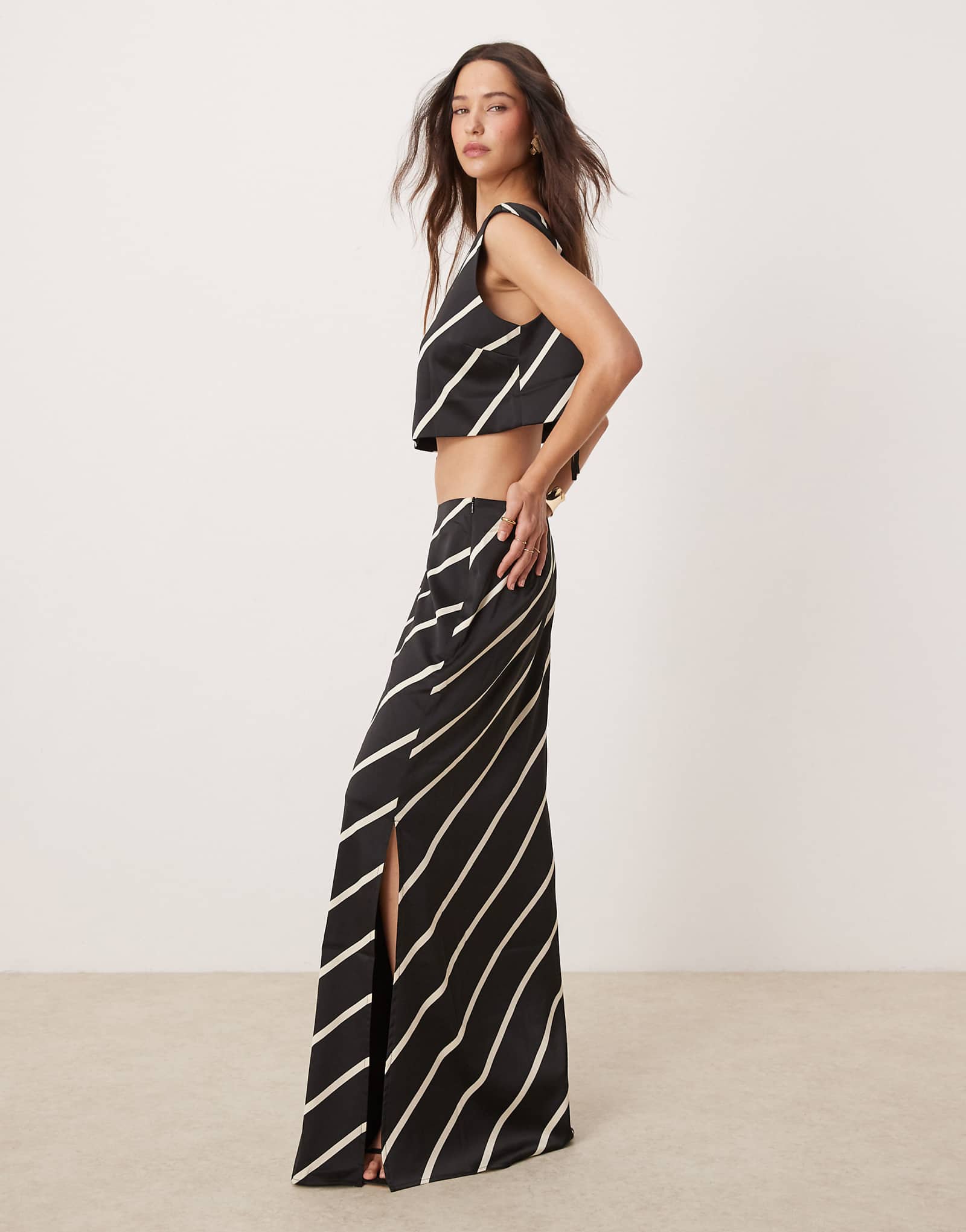 Красивая пышная юбка макси с принтом в черную полоску - часть комплекта 18590₽