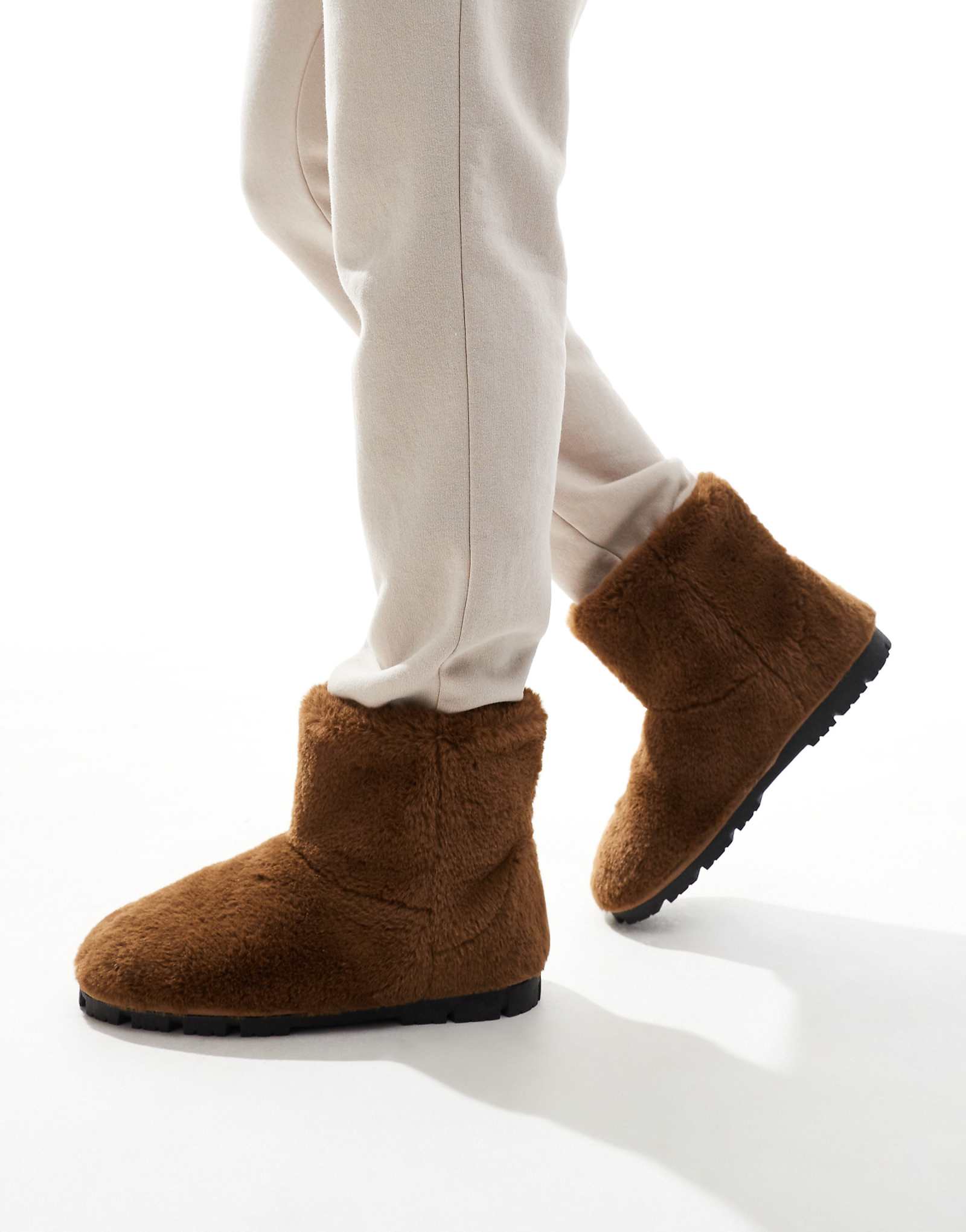 Дизайнерские ботинки-тапочки ASOS из коричневого искусственного меха 2290₽