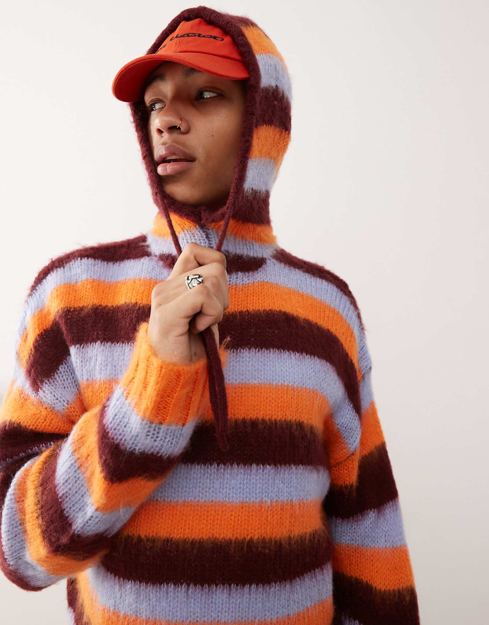 Приталенная толстовка оверсайз с капюшоном в синюю полоску 6290₽