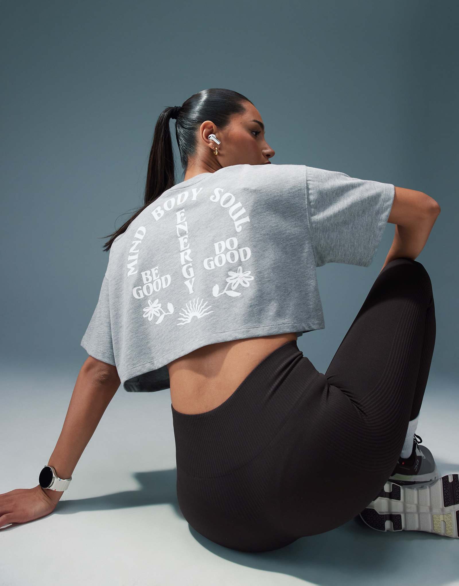 Укороченная футболка из плотного хлопка ASOS 4505 Icon с принтом сзади и быстросохнущей отделкой из серого вереска 5090₽