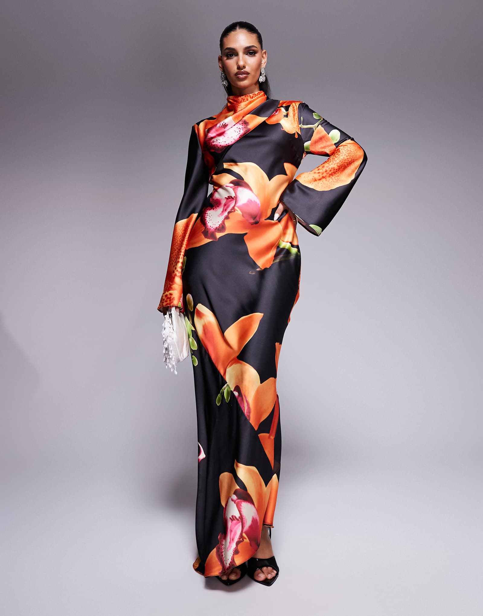 Атласное макси-платье Daska с цветочным принтом на темной основе 28390₽