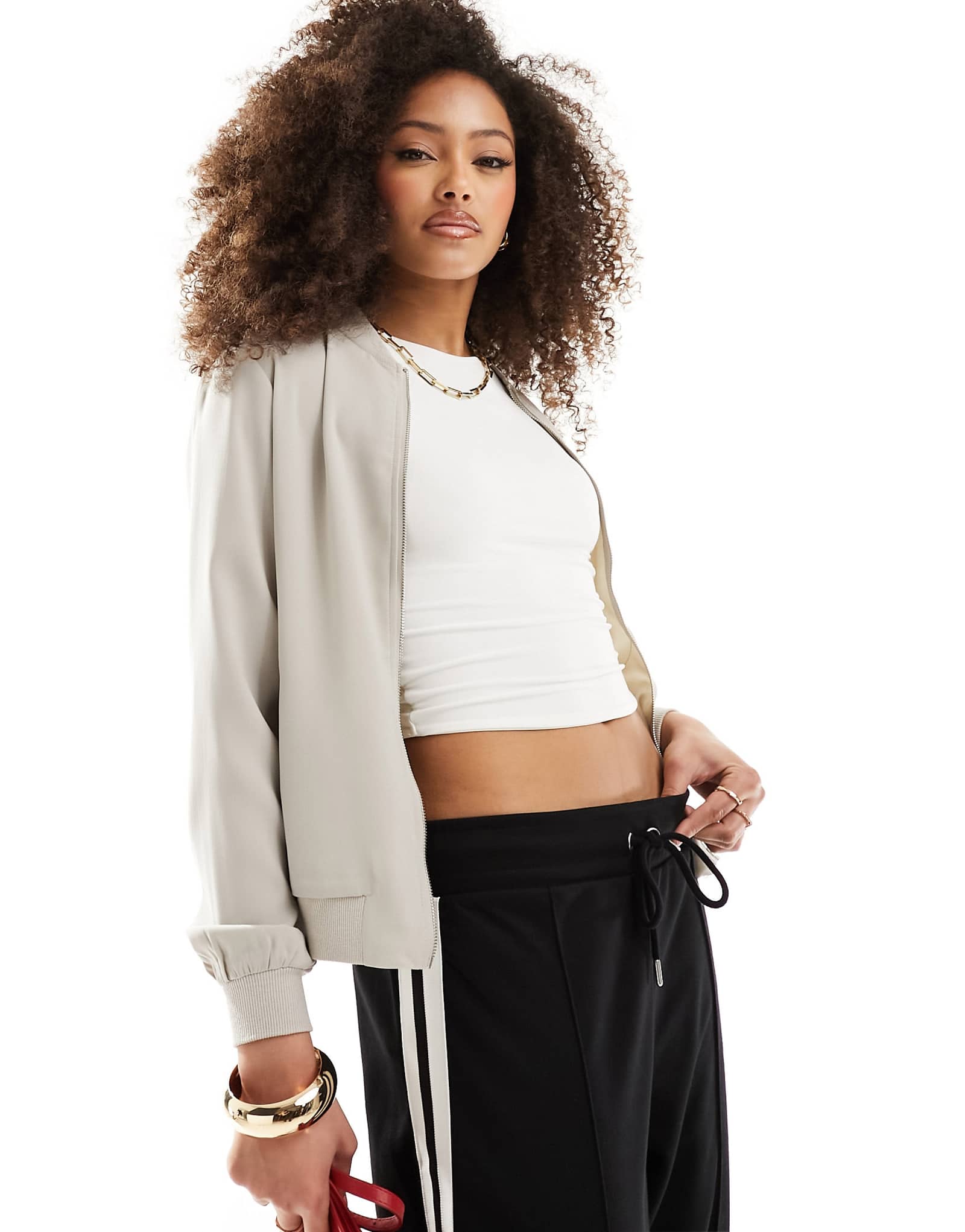 Легкая куртка-бомбер Vero Moda на молнии спереди из камня 13690₽