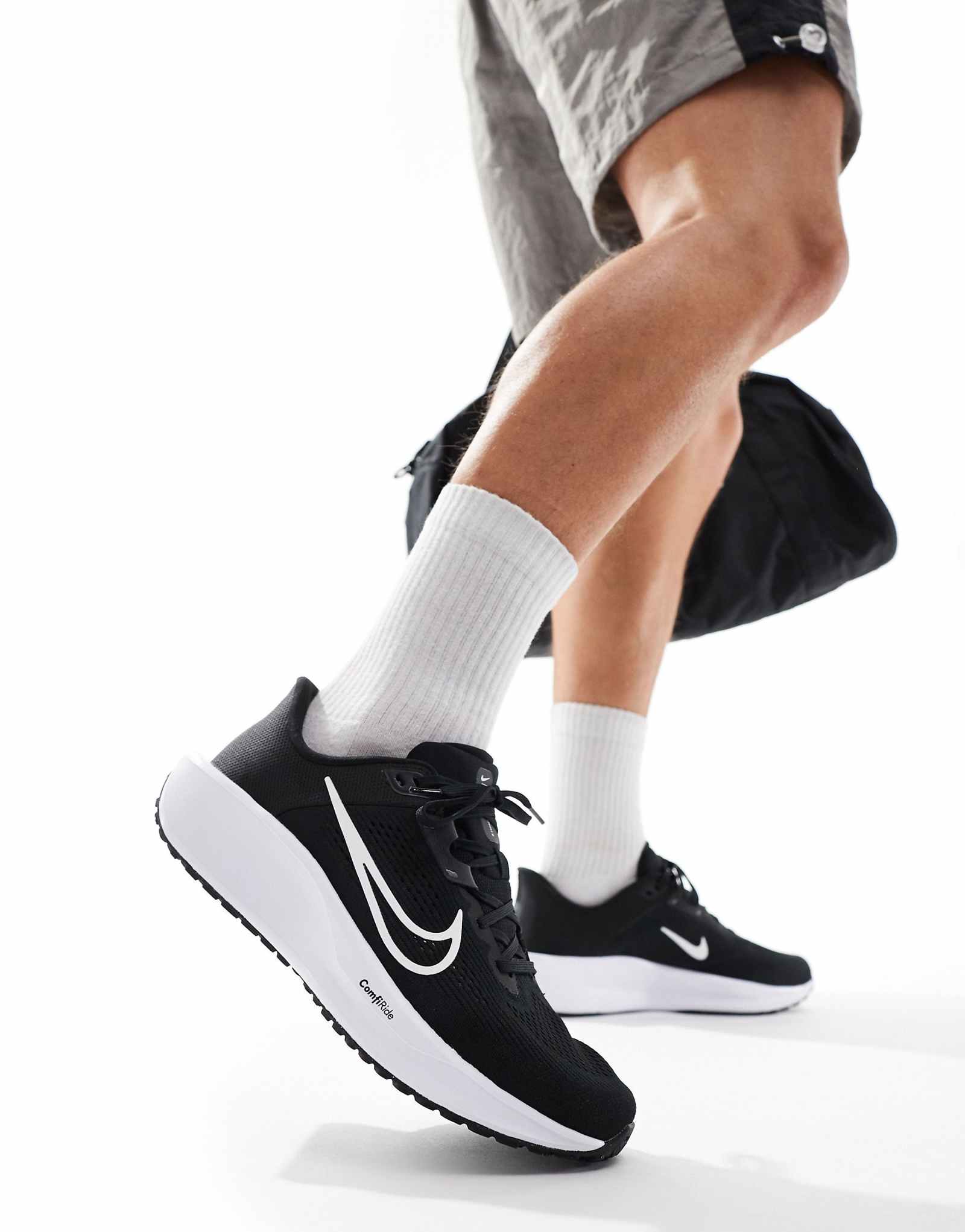 Кроссовки Nike Running Quest 6 черно-белого цвета 16290₽