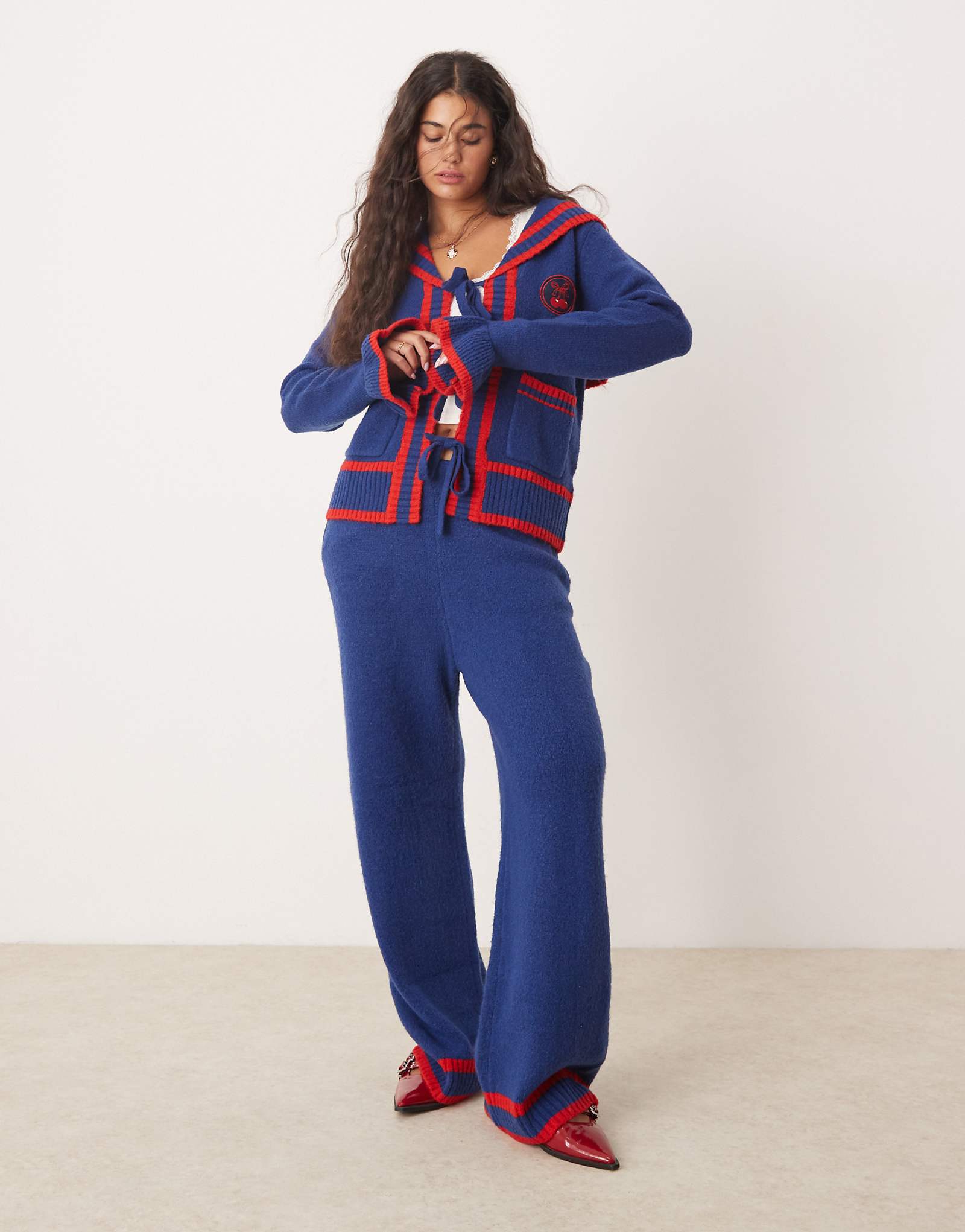 Трикотажные брюки темно-синего цвета с широкими штанинами цвета неоновой розы - часть комплекта