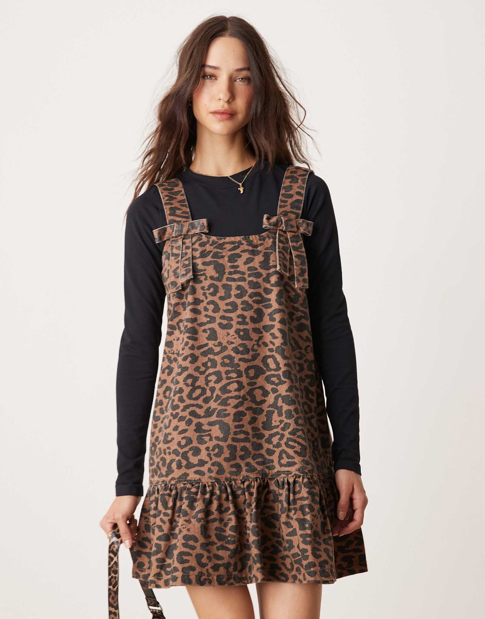 Джинсовое узкое платье с неоново-розовым леопардовым принтом коричневого цвета