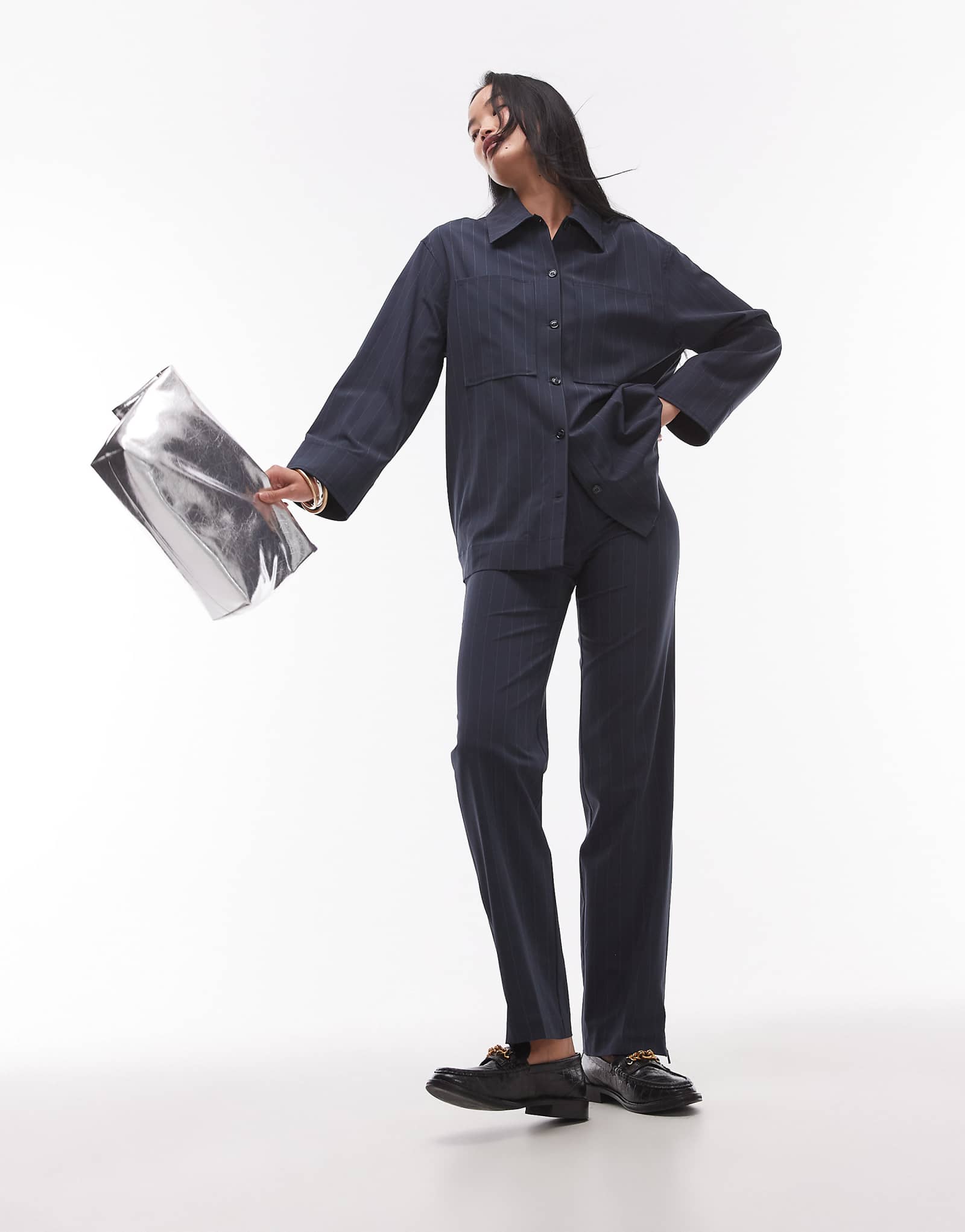 Облегающие брюки в полоску темно-синего цвета со складками Mango спереди - часть комплекта 14690₽