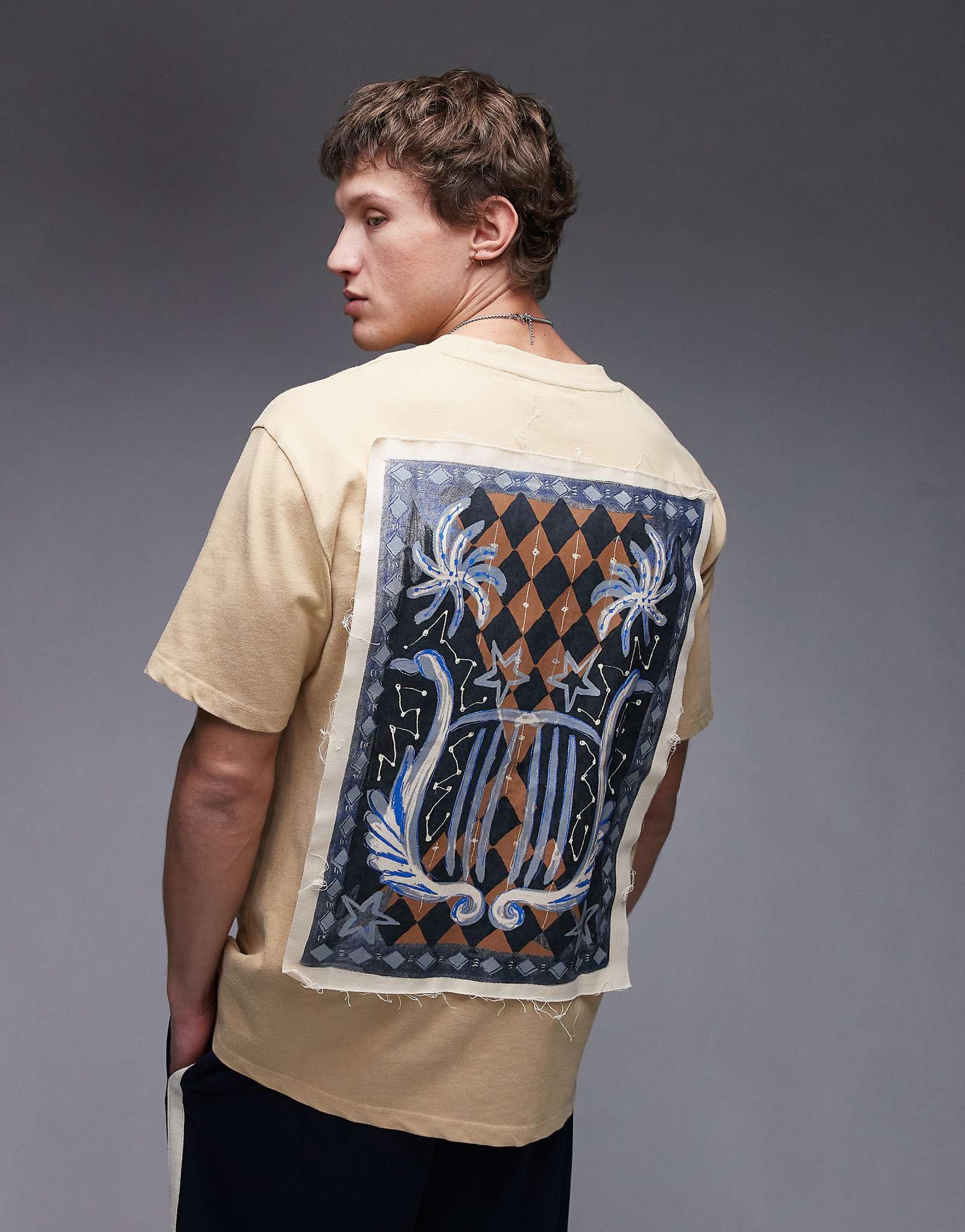 Футболка премиум-класса Topman oversize fit с гобеленовой вышивкой спереди и сзади окрашенная в бежевый цвет 4590₽