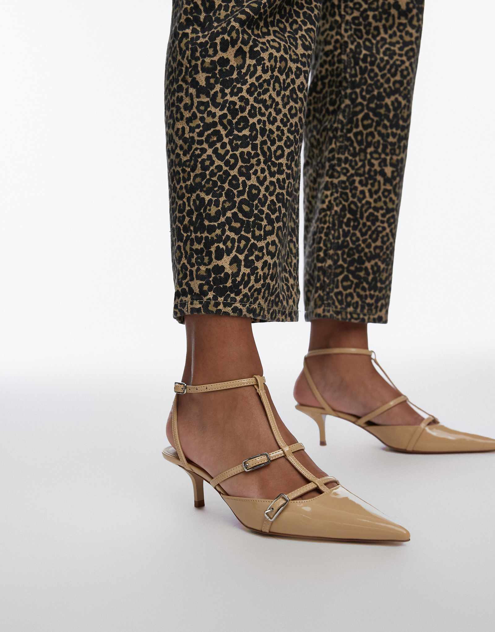 Бежевый каблук с заостренной пряжкой цвета манго 10290₽