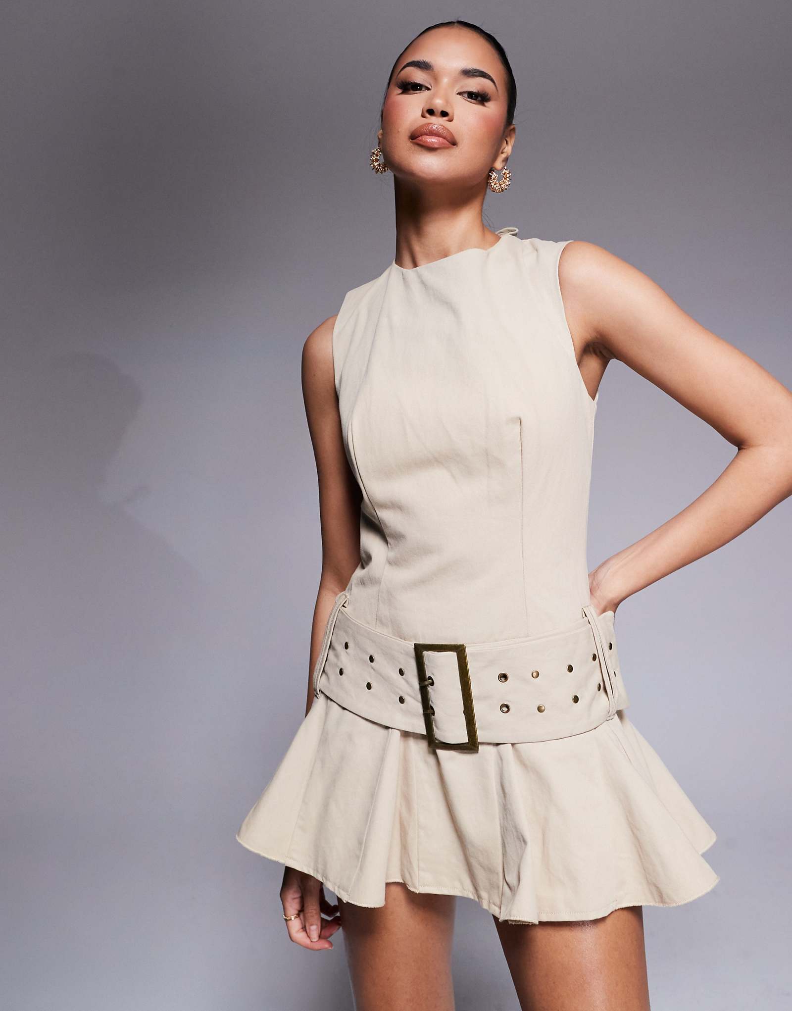 Мини-платье Murci без рукавов со шнуровкой сзади и поясом с заниженным низом песочного цвета 20790₽