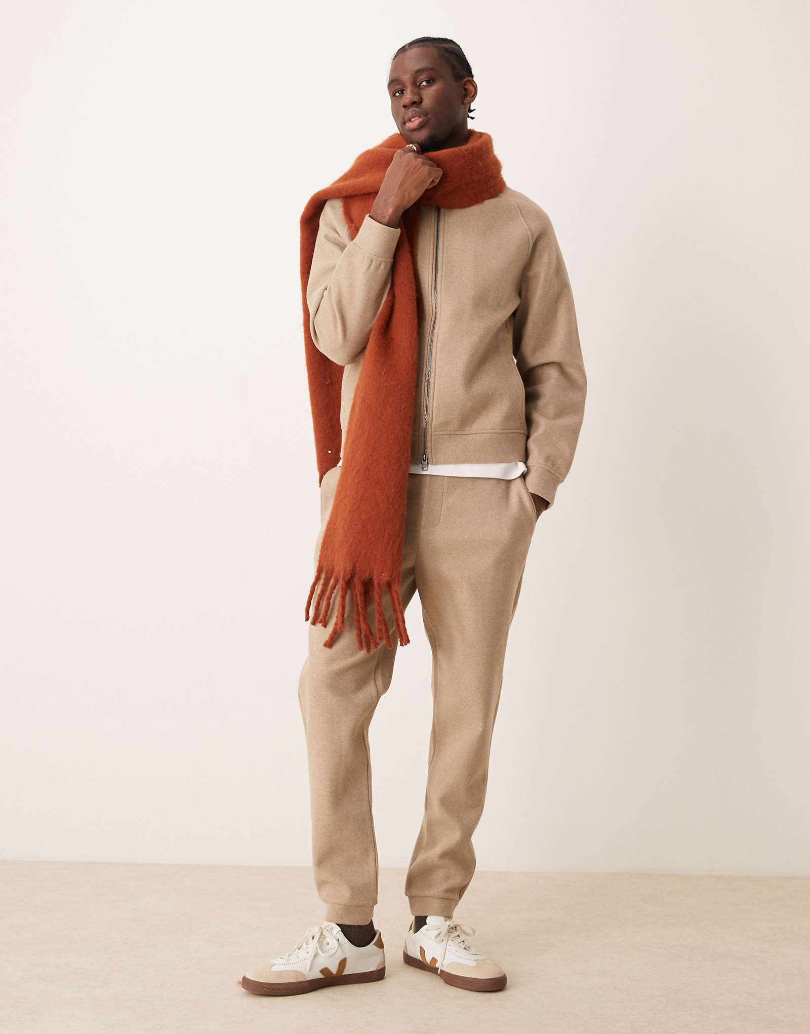 Спортивные брюки прямого кроя Mango soft touch бежевого цвета - часть комплекта 11290₽